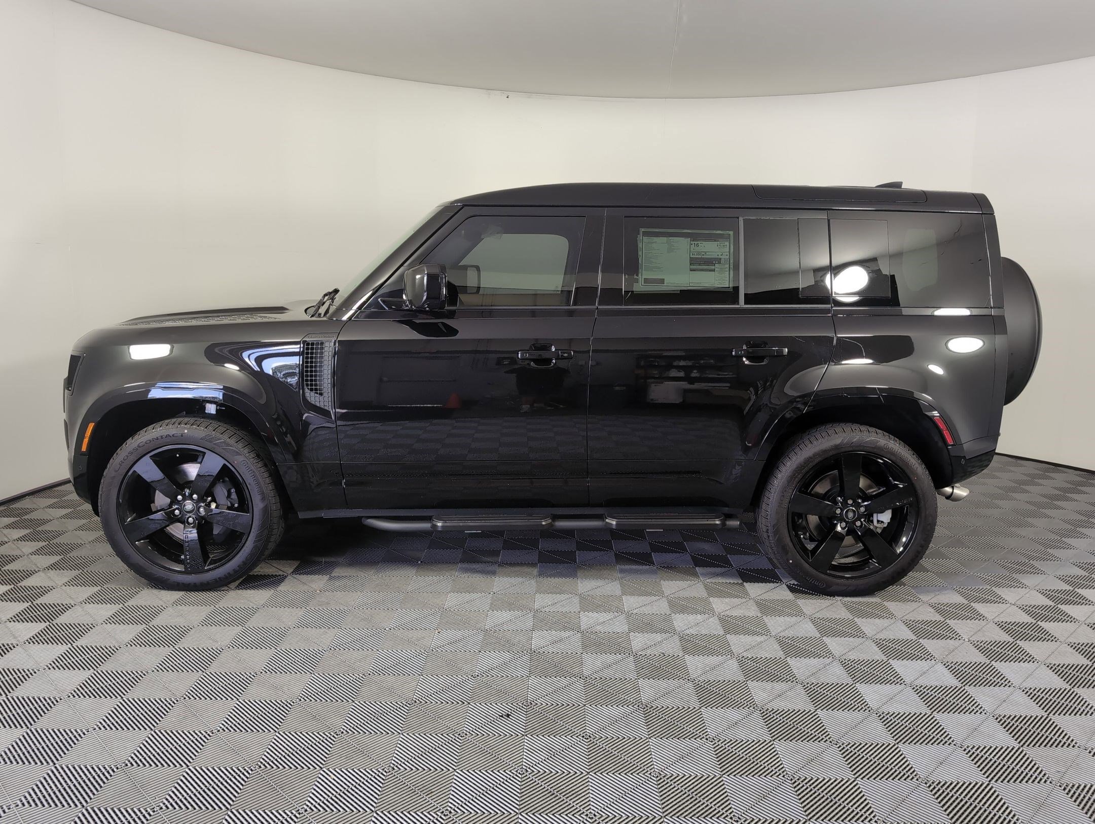 2025 Land Rover Defender 110 X-Dynamic SE photo 2