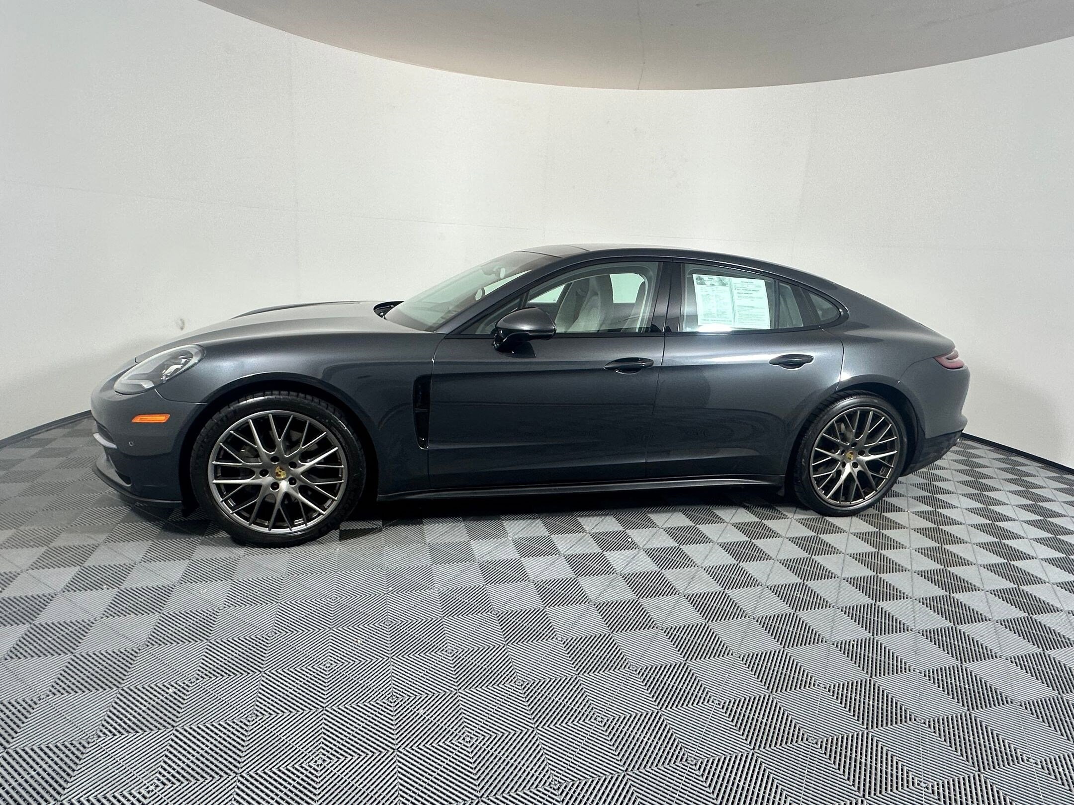 2018 Porsche Panamera 4S photo 2