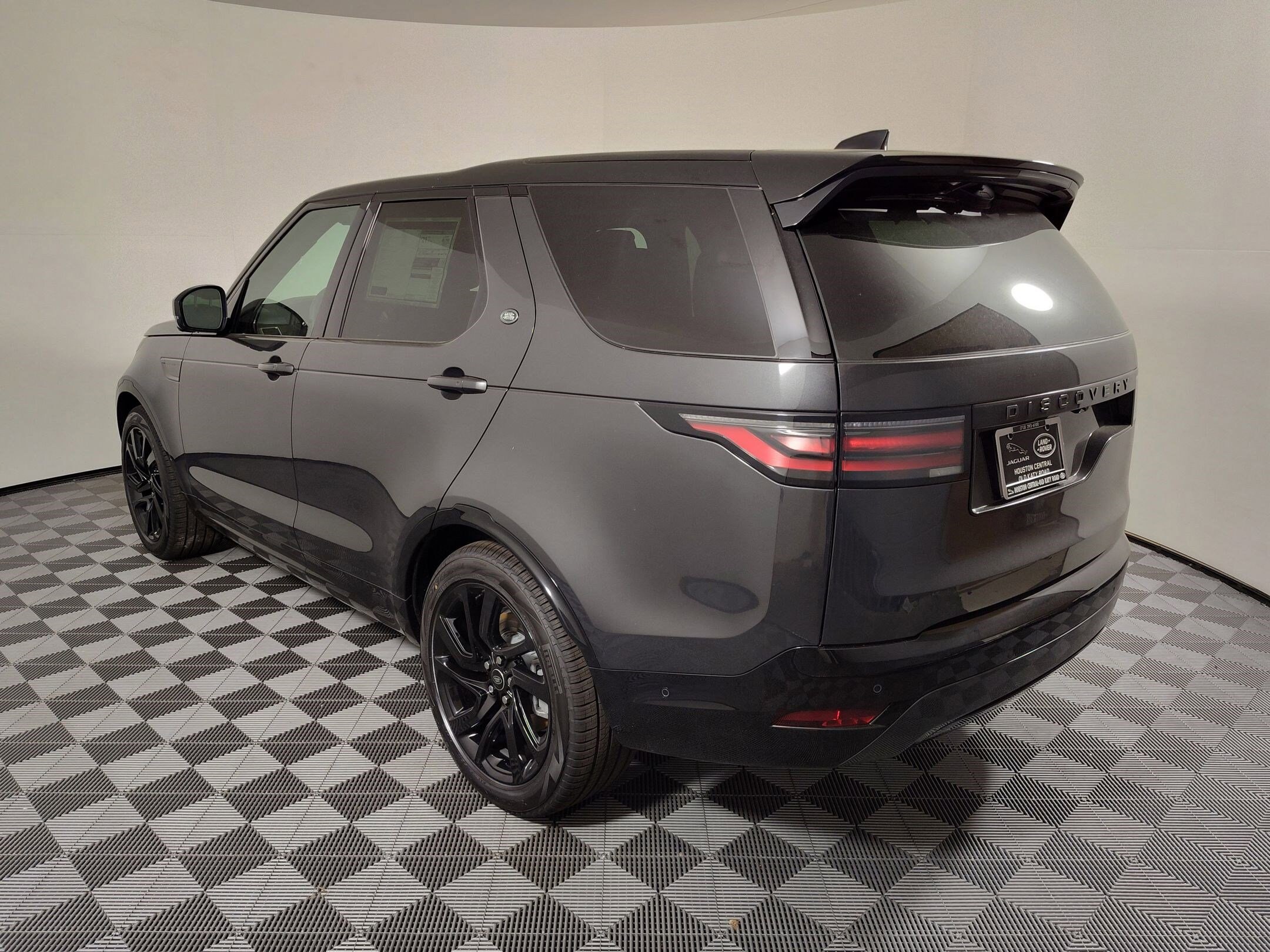 2025 Land Rover Discovery SE photo 3