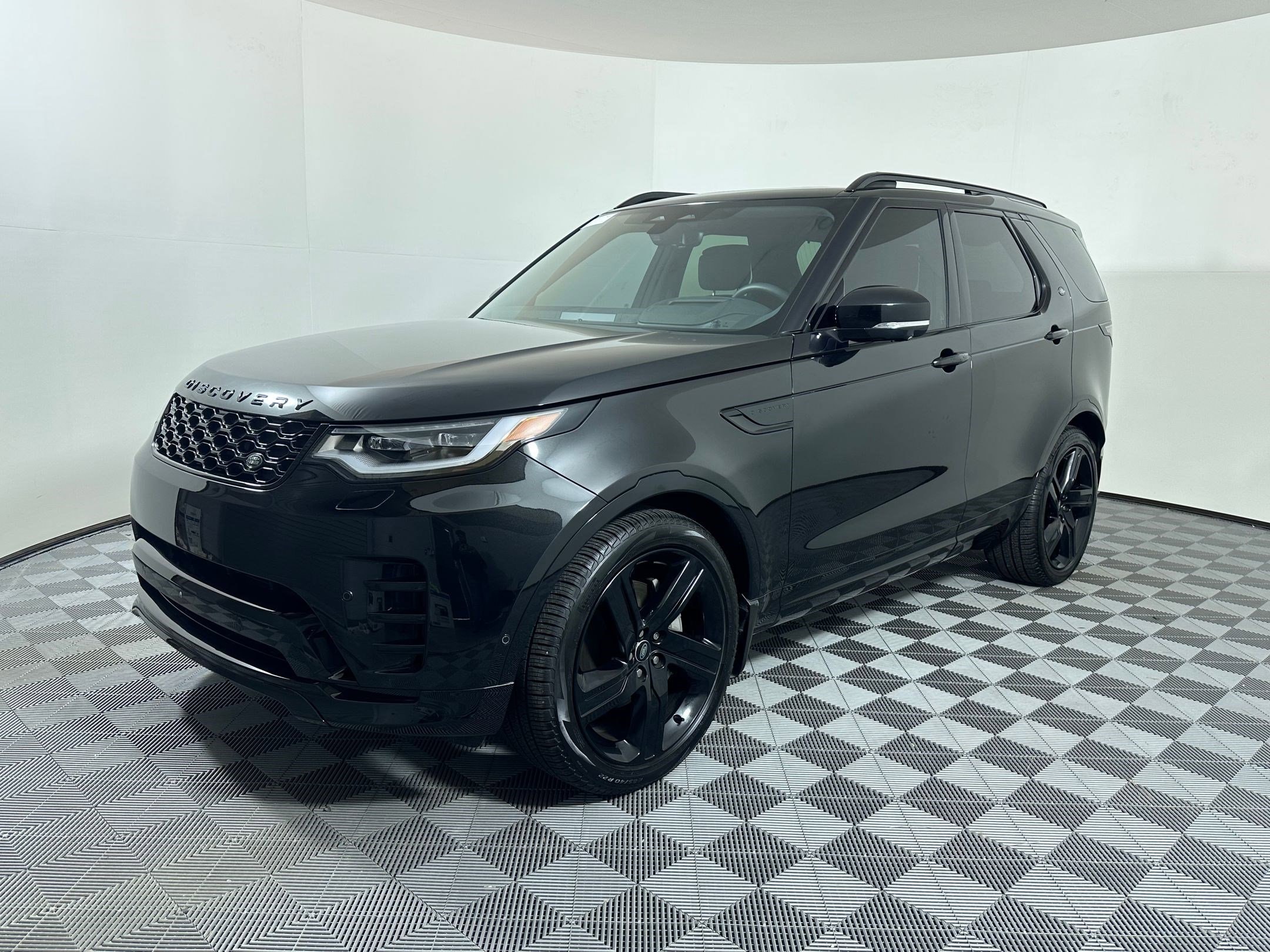 2024 Land Rover Discovery Dynamic SE's photo