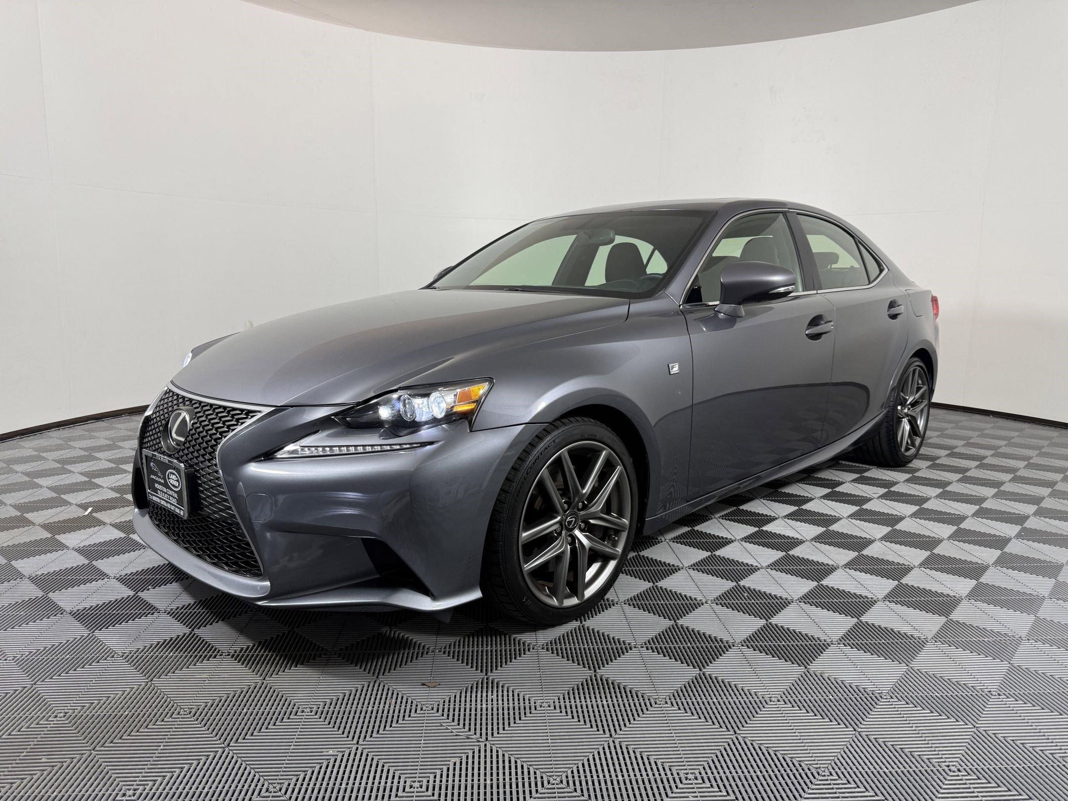 2016 Lexus IS 200t's photo