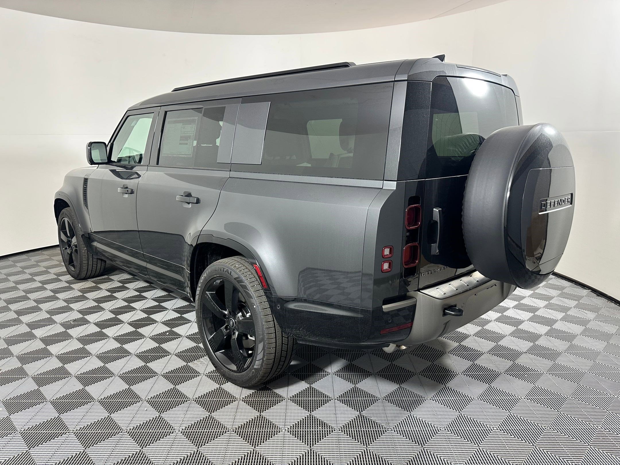 2025 Land Rover Defender X-Dynamic SE photo 3
