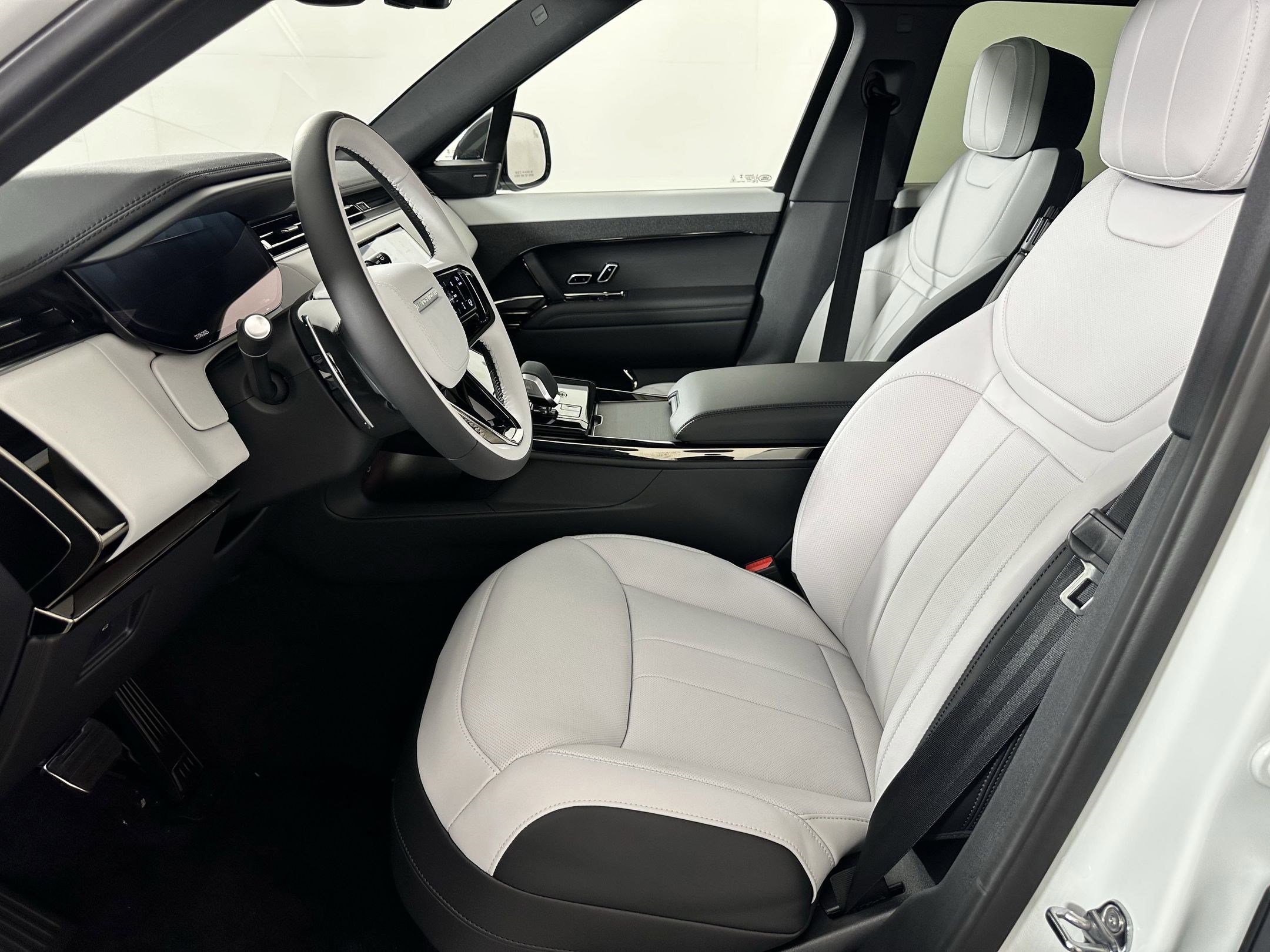 2025 Land Rover Range Rover Sport SE photo 3