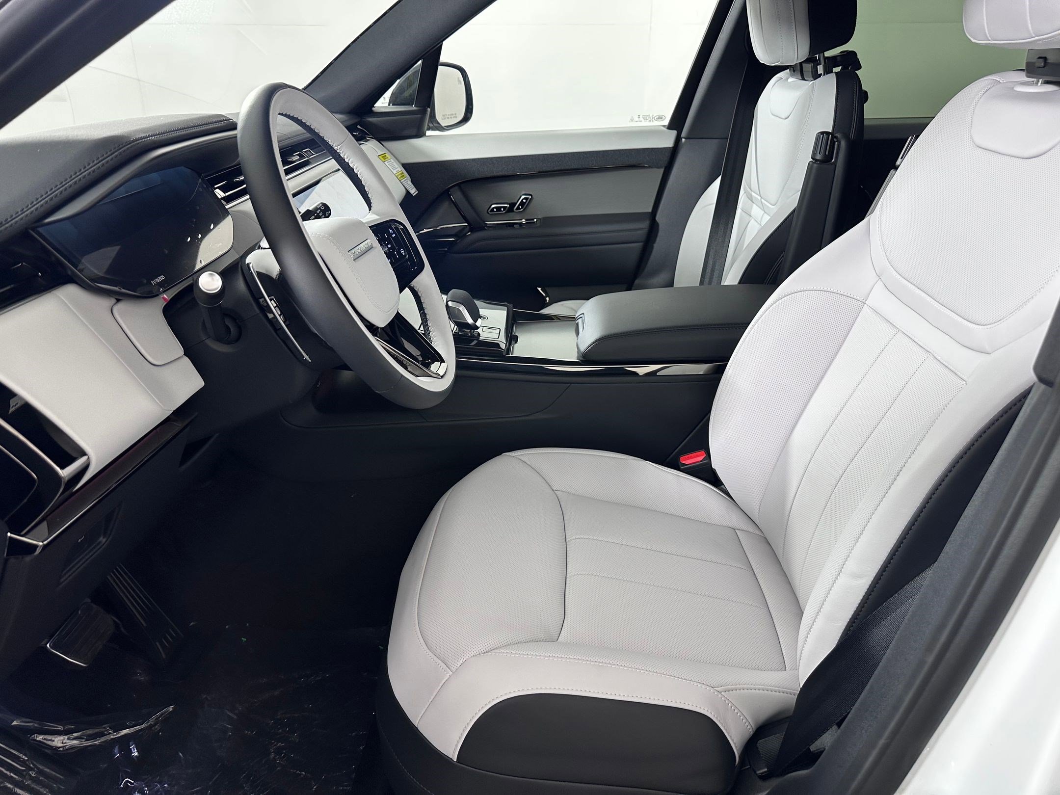 2025 Land Rover Range Rover Sport SE photo 4