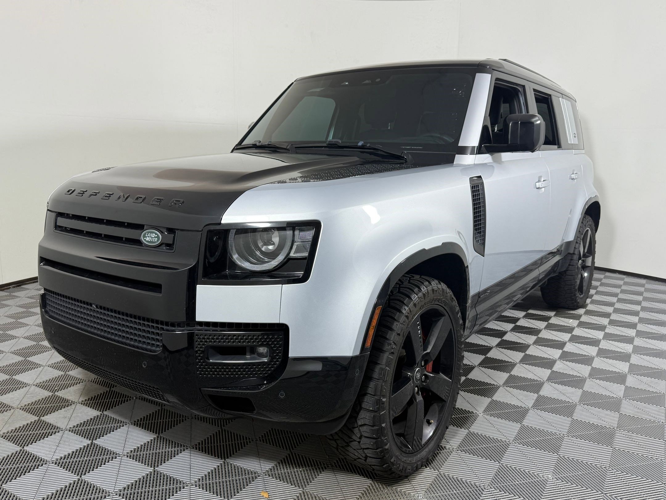 2024 Land Rover Defender 110 X P400's photo