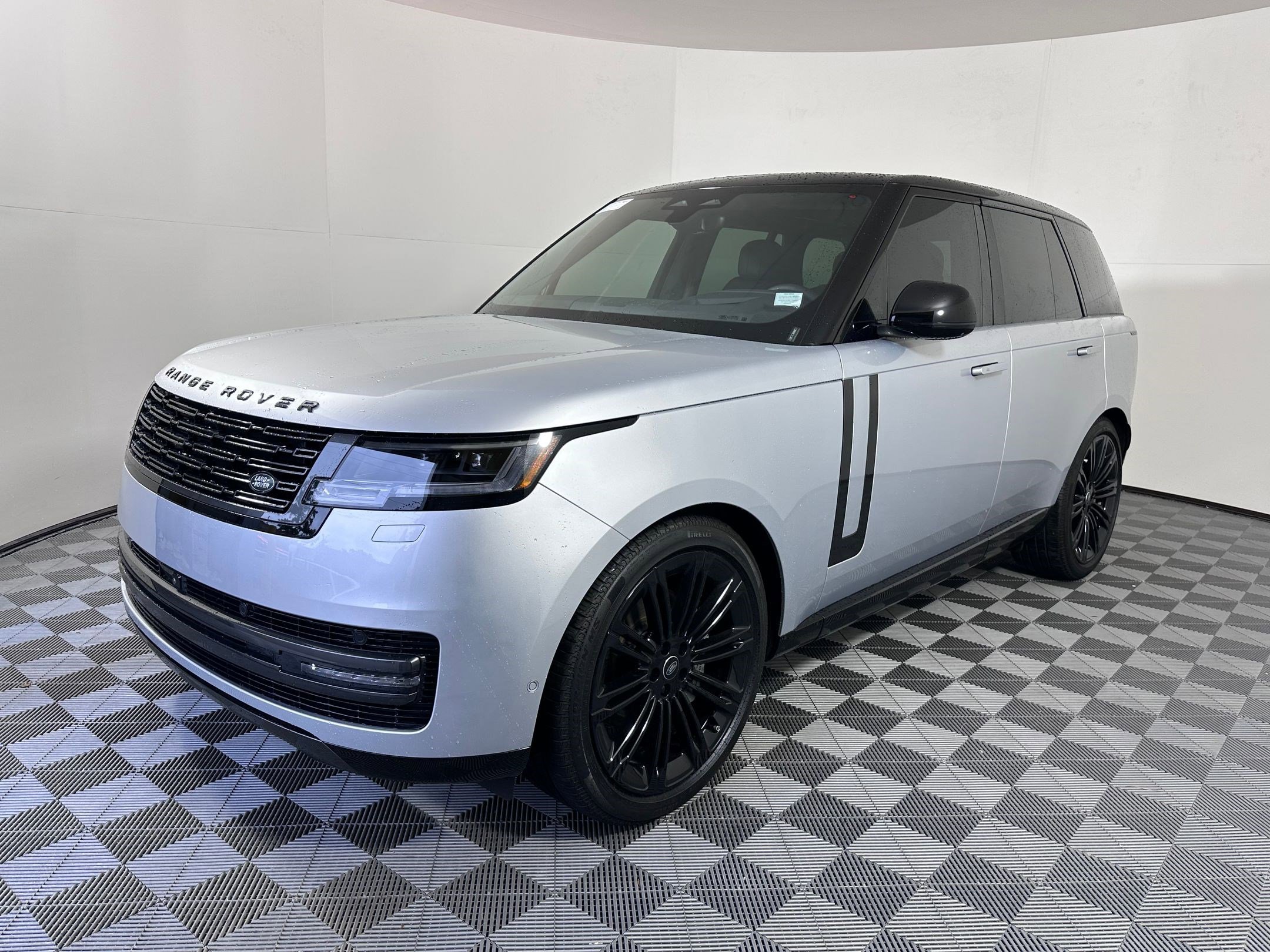 2025 Land Rover Range Rover SE's photo