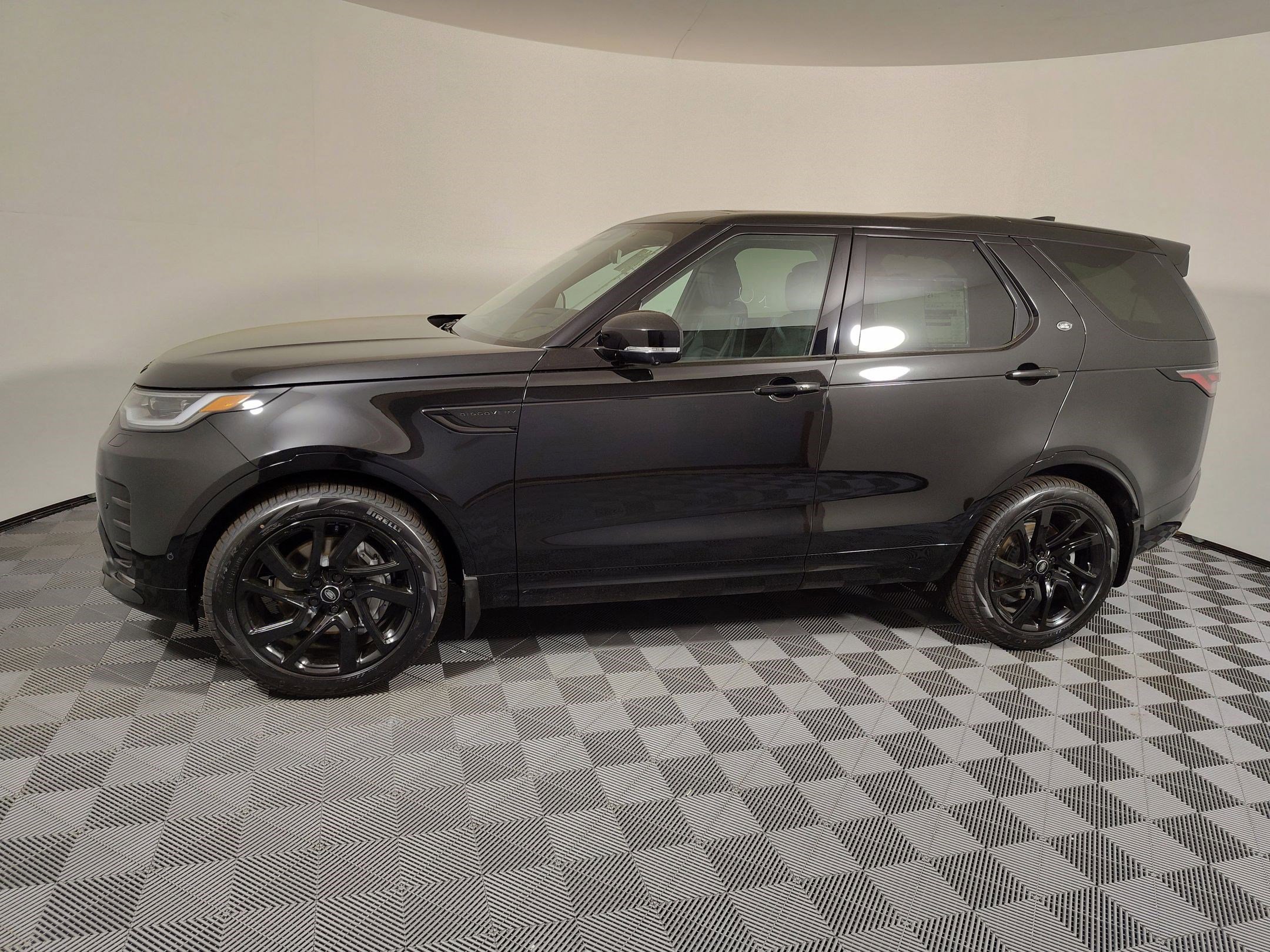 2025 Land Rover Discovery SE photo 2
