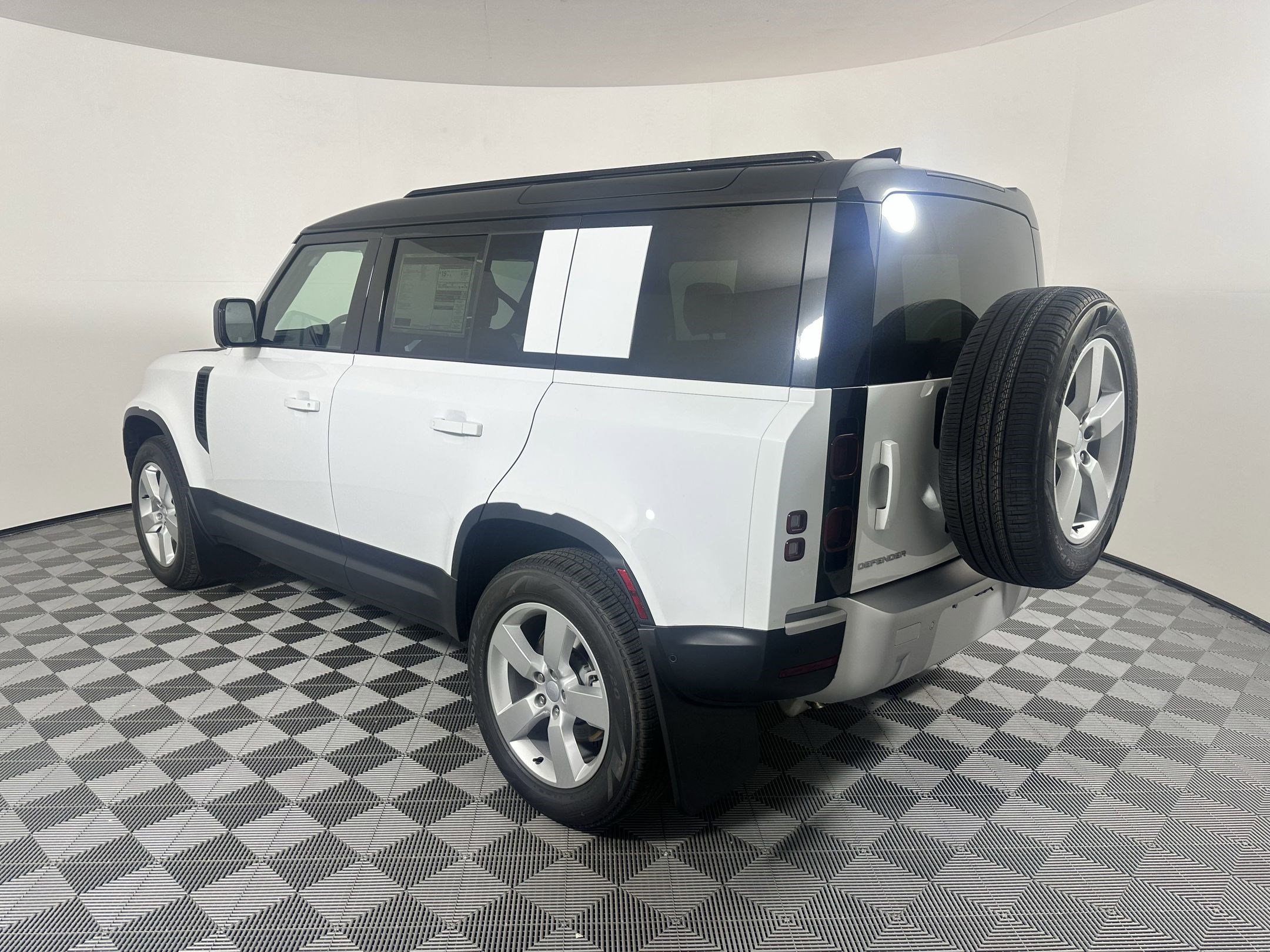 2025 Land Rover Defender S photo 3
