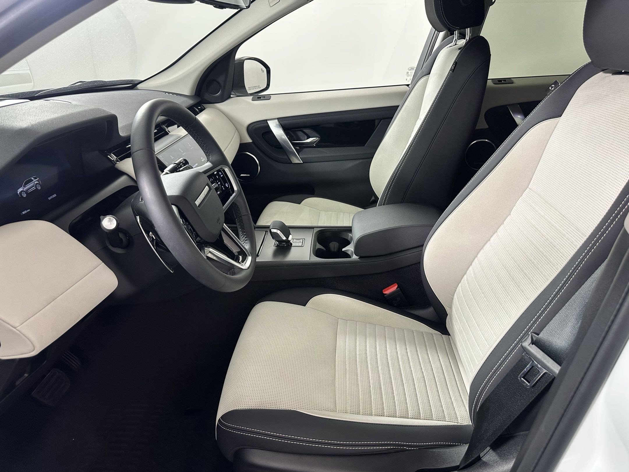 2024 Land Rover Discovery Sport S photo 4