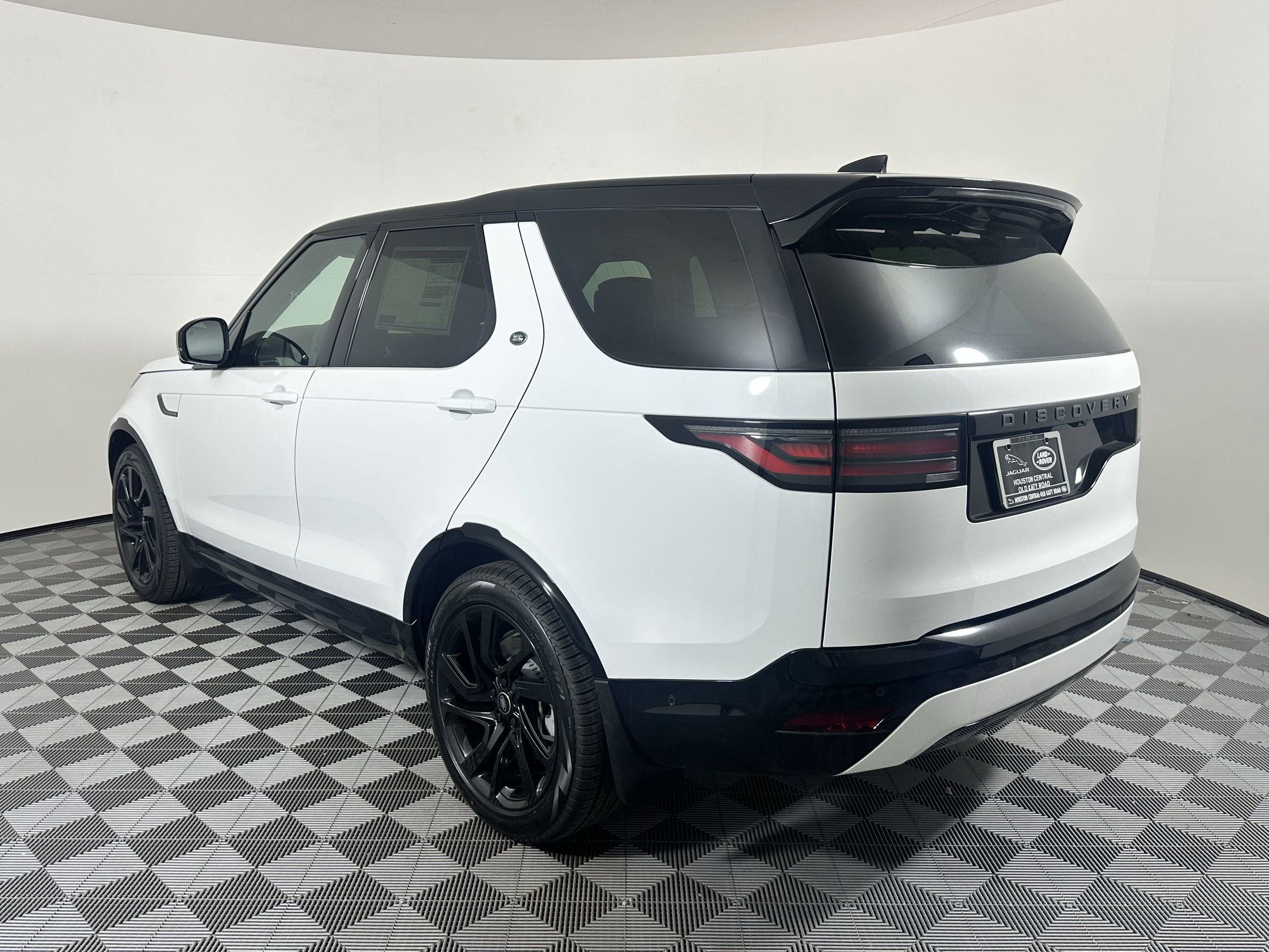 Certified 2025 Land Rover Discovery Dynamic SE SUV