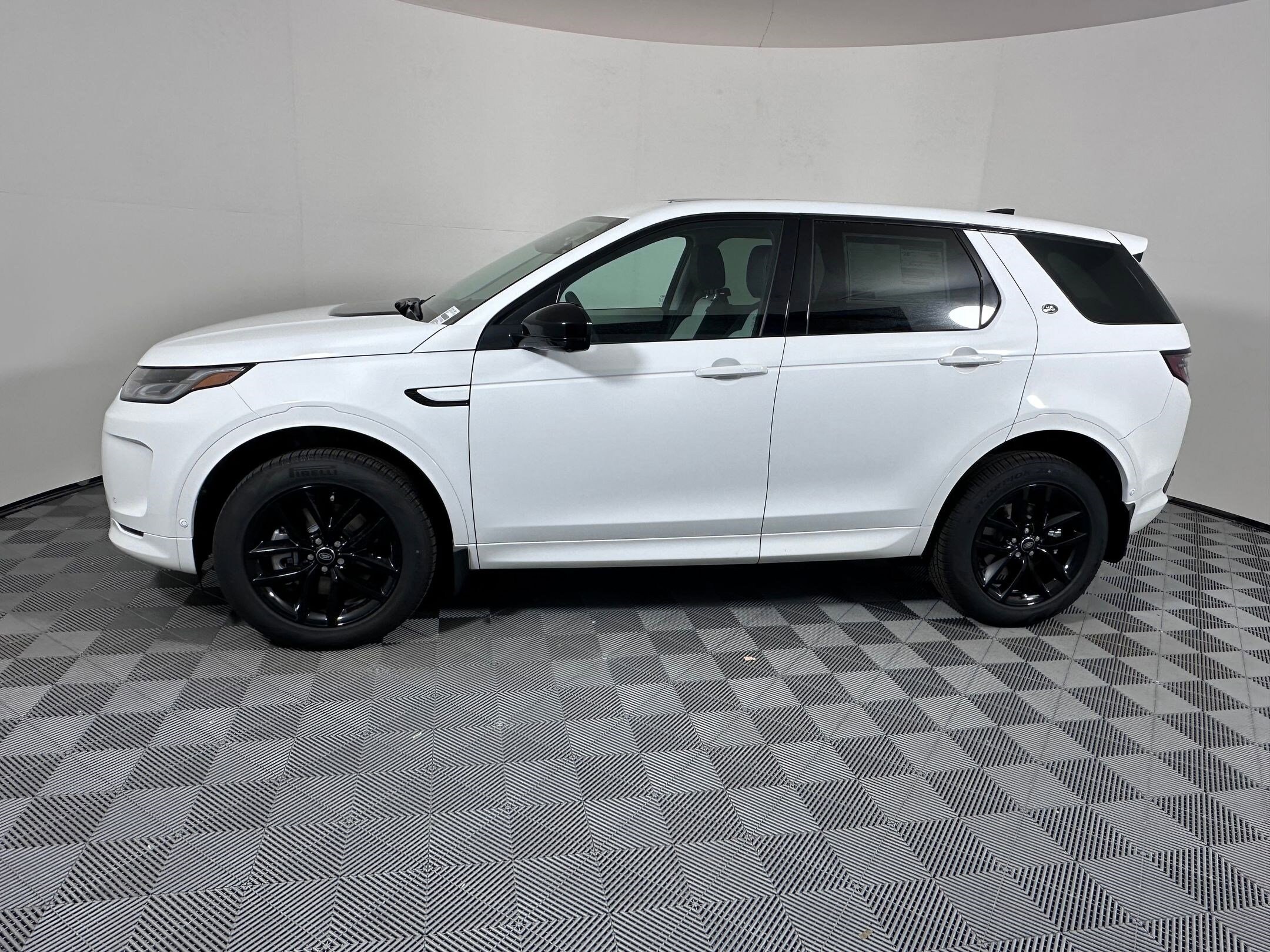 2025 Land Rover Discovery Sport S photo 2