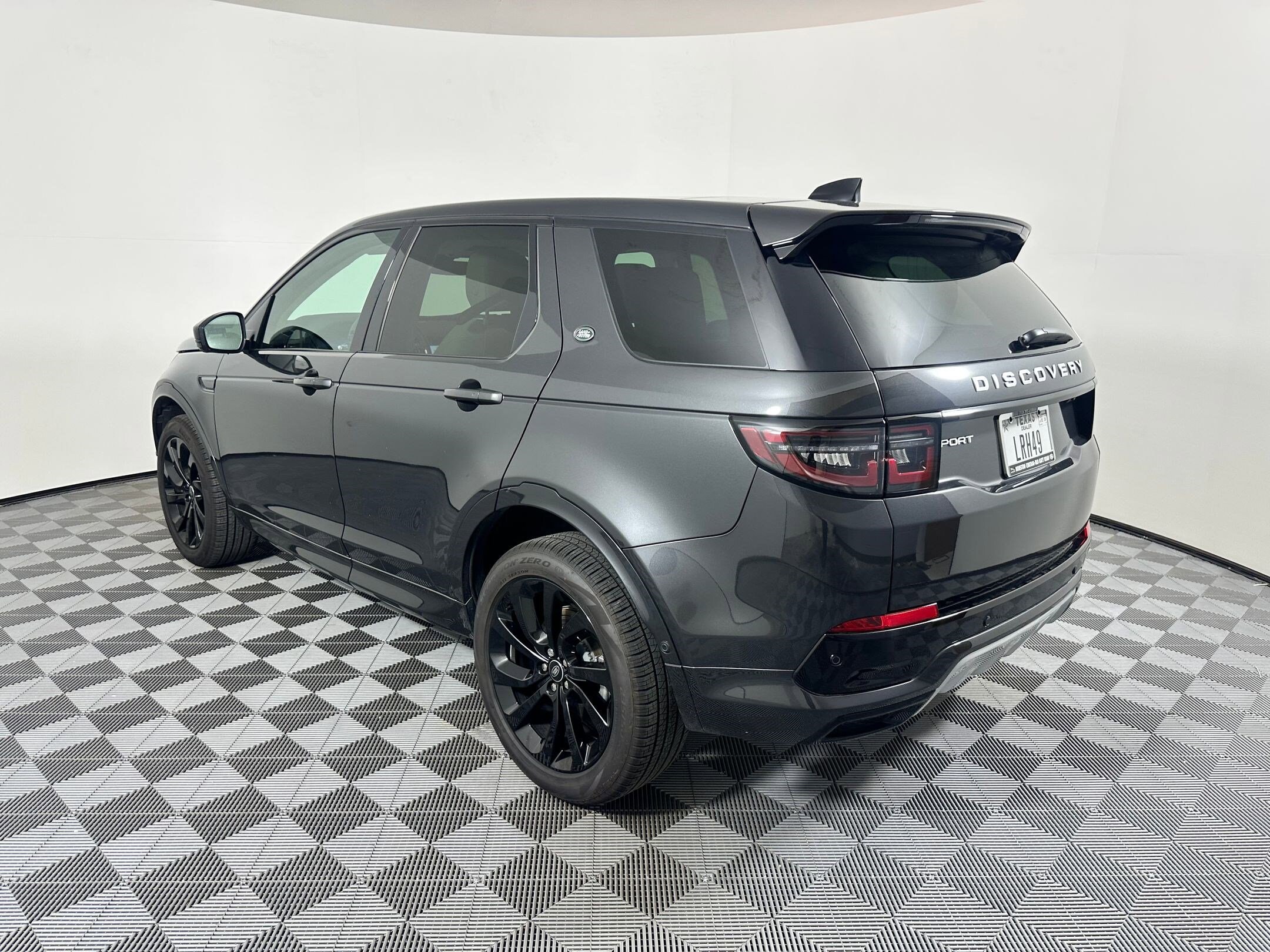 2025 Land Rover Discovery Sport S photo 3