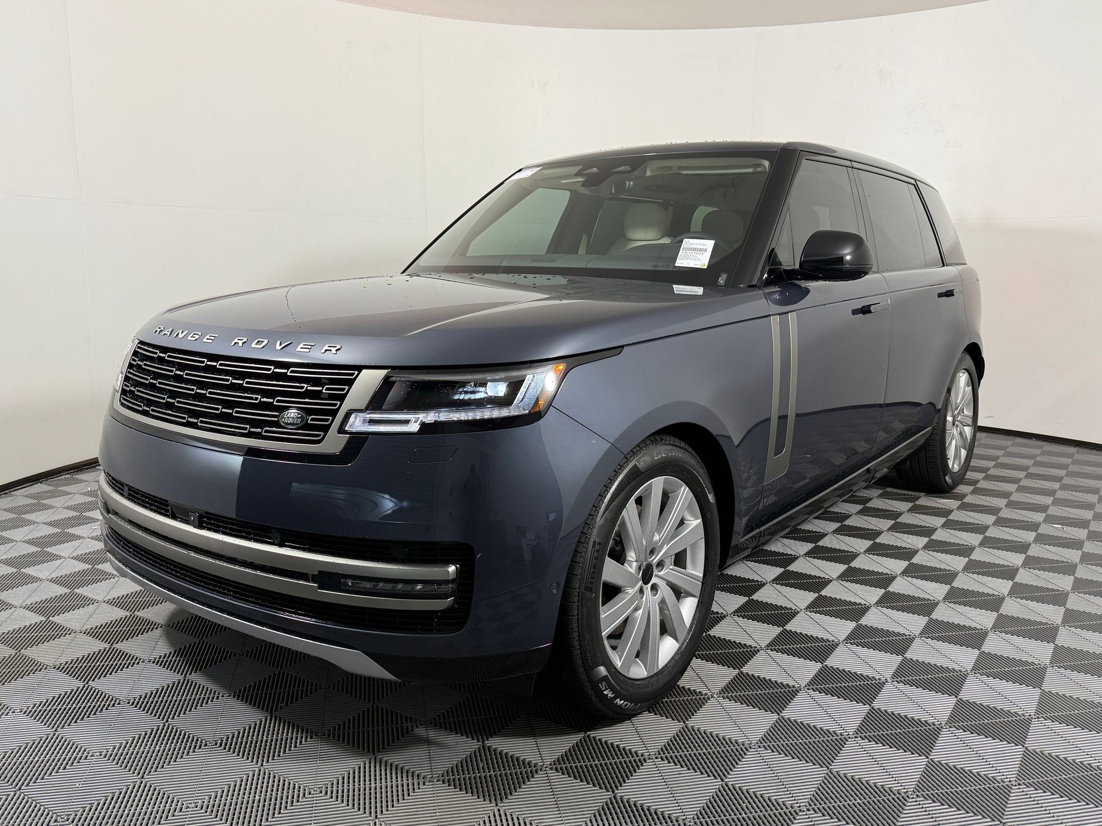 2026 Land Rover Range Rover 3.0 SE LWB 7's photo