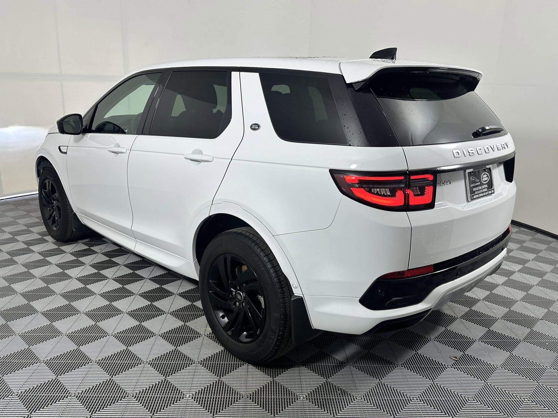 2025 Land Rover Discovery Sport S photo 3