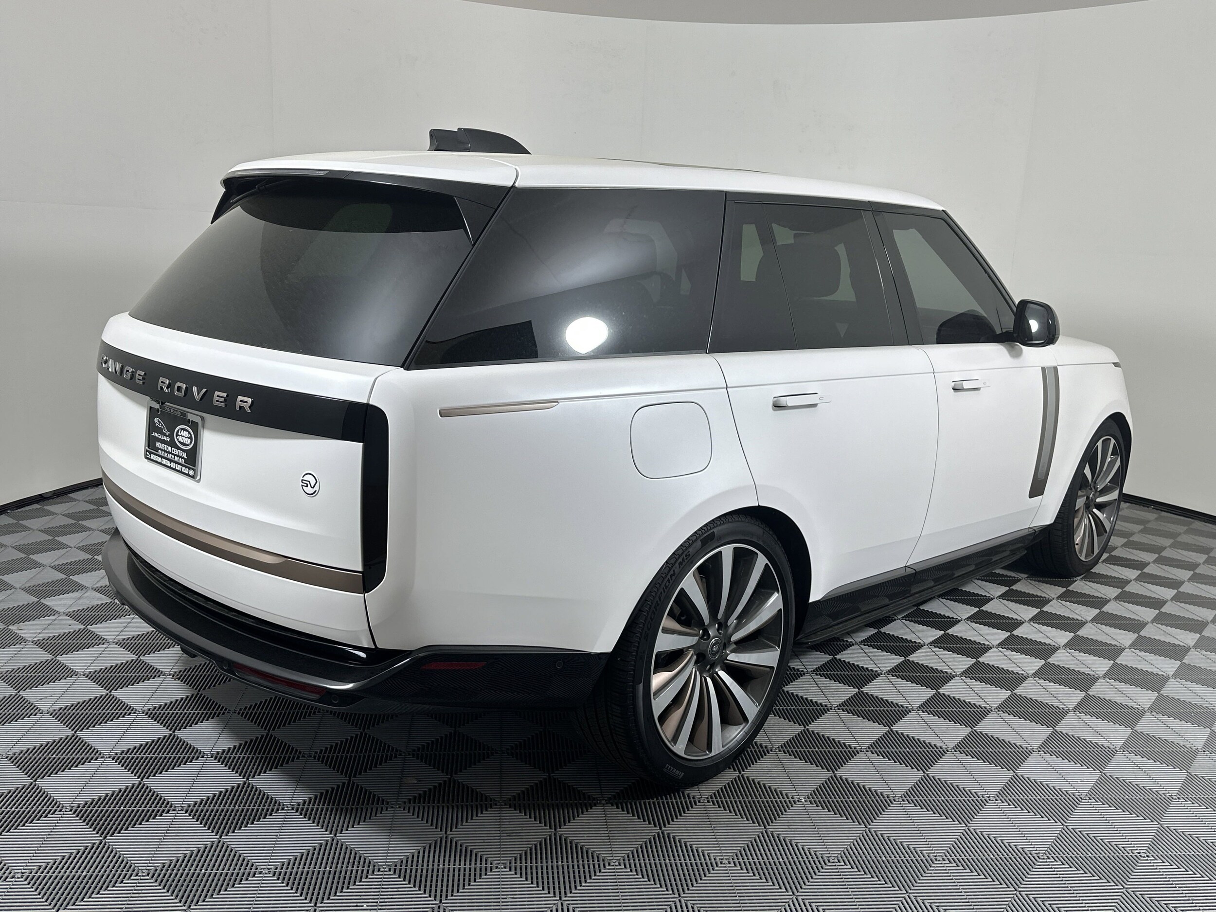 2025 Land Rover Range Rover SV photo 2