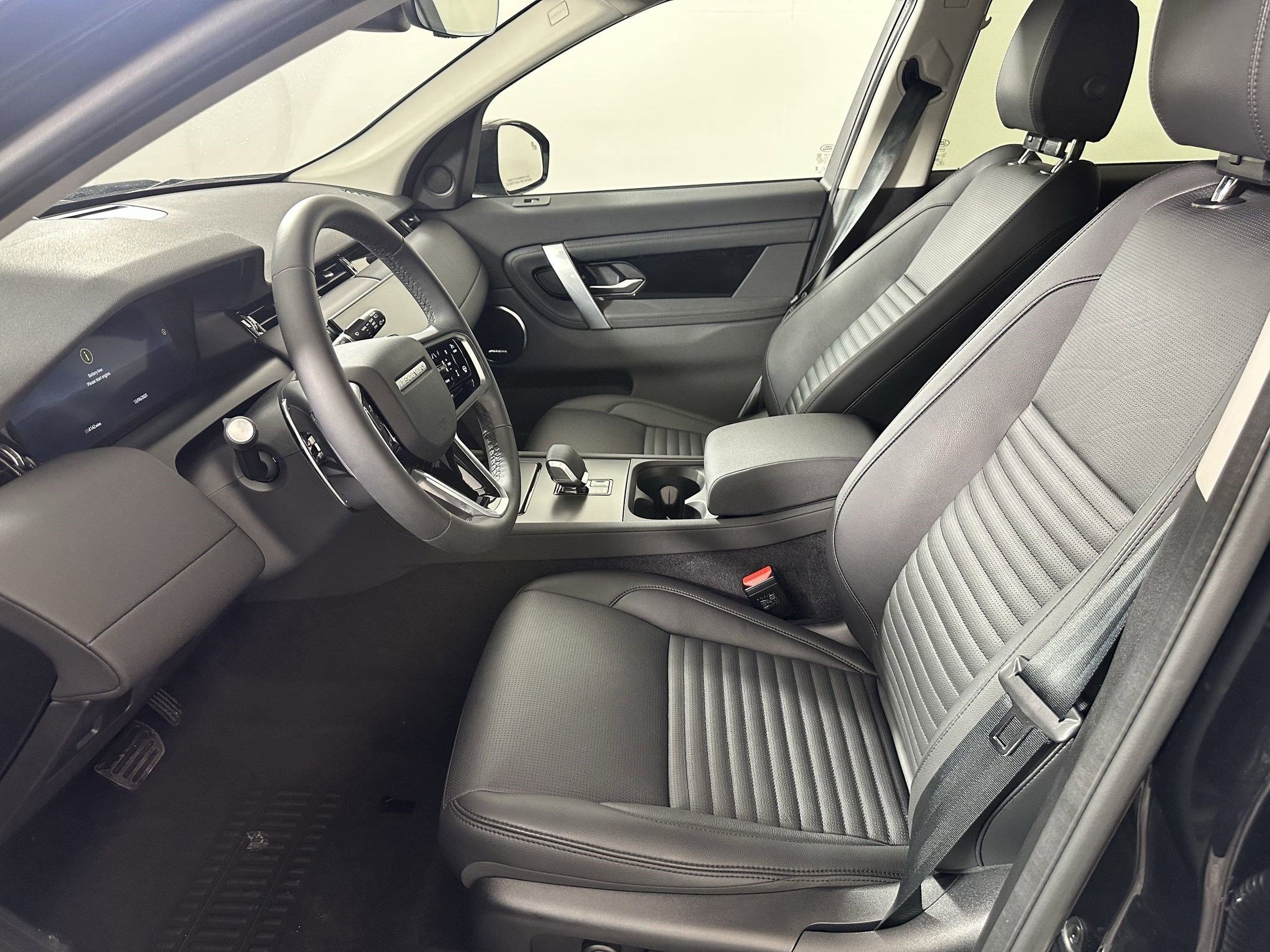 2025 Land Rover Discovery Sport S photo 4