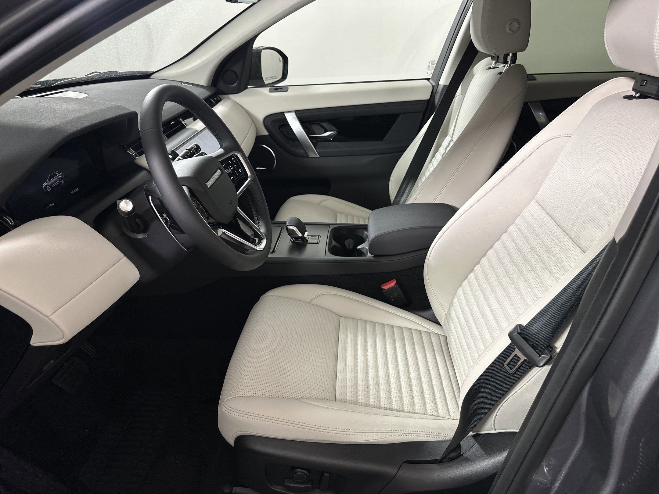 2025 Land Rover Discovery Sport S photo 4