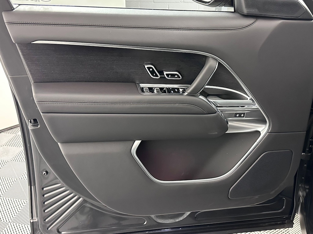 New 2025 Land Rover Range Rover SE SUV