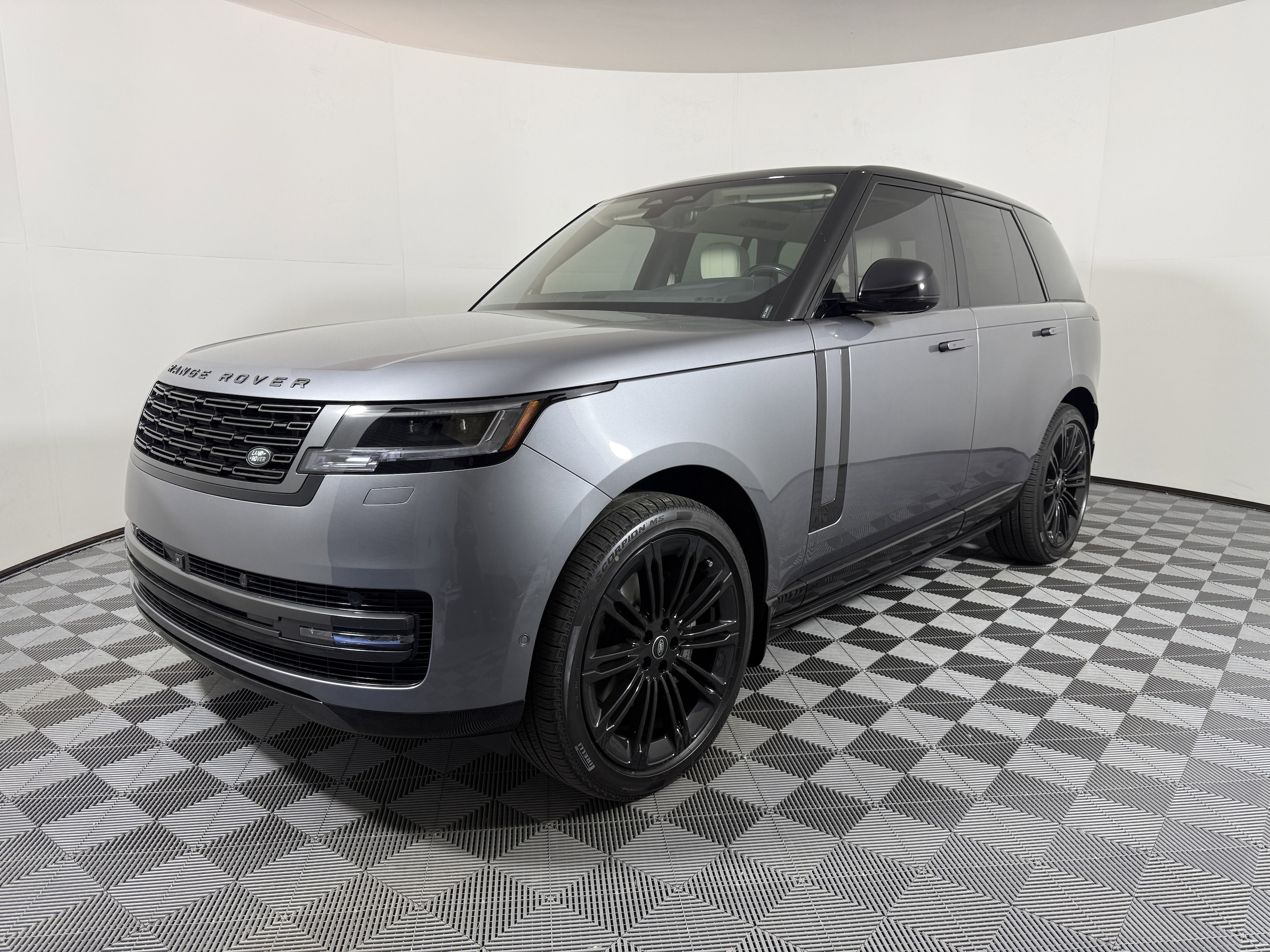 2025 Land Rover Range Rover SE's photo
