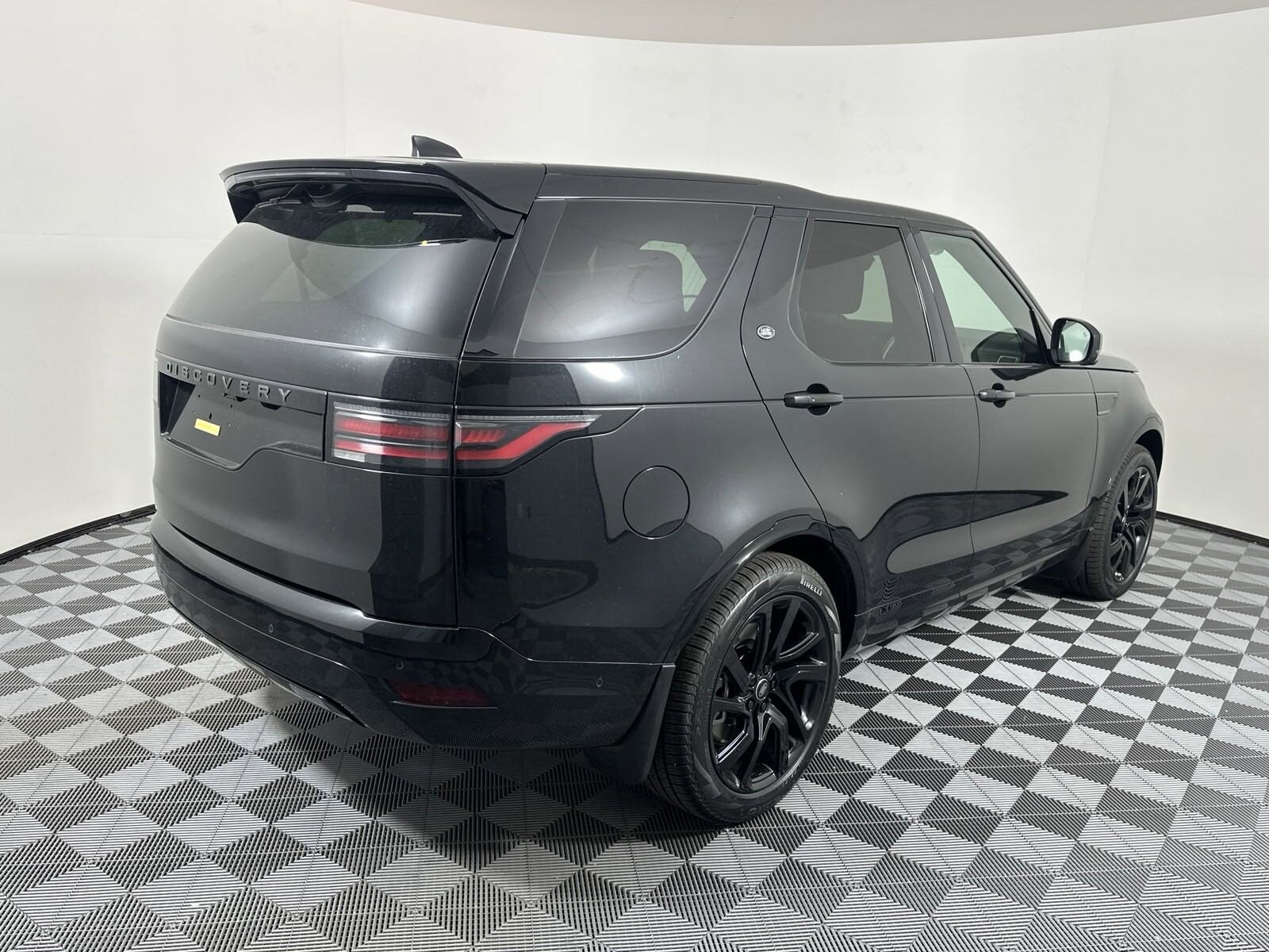 2025 Land Rover Discovery SE photo 2