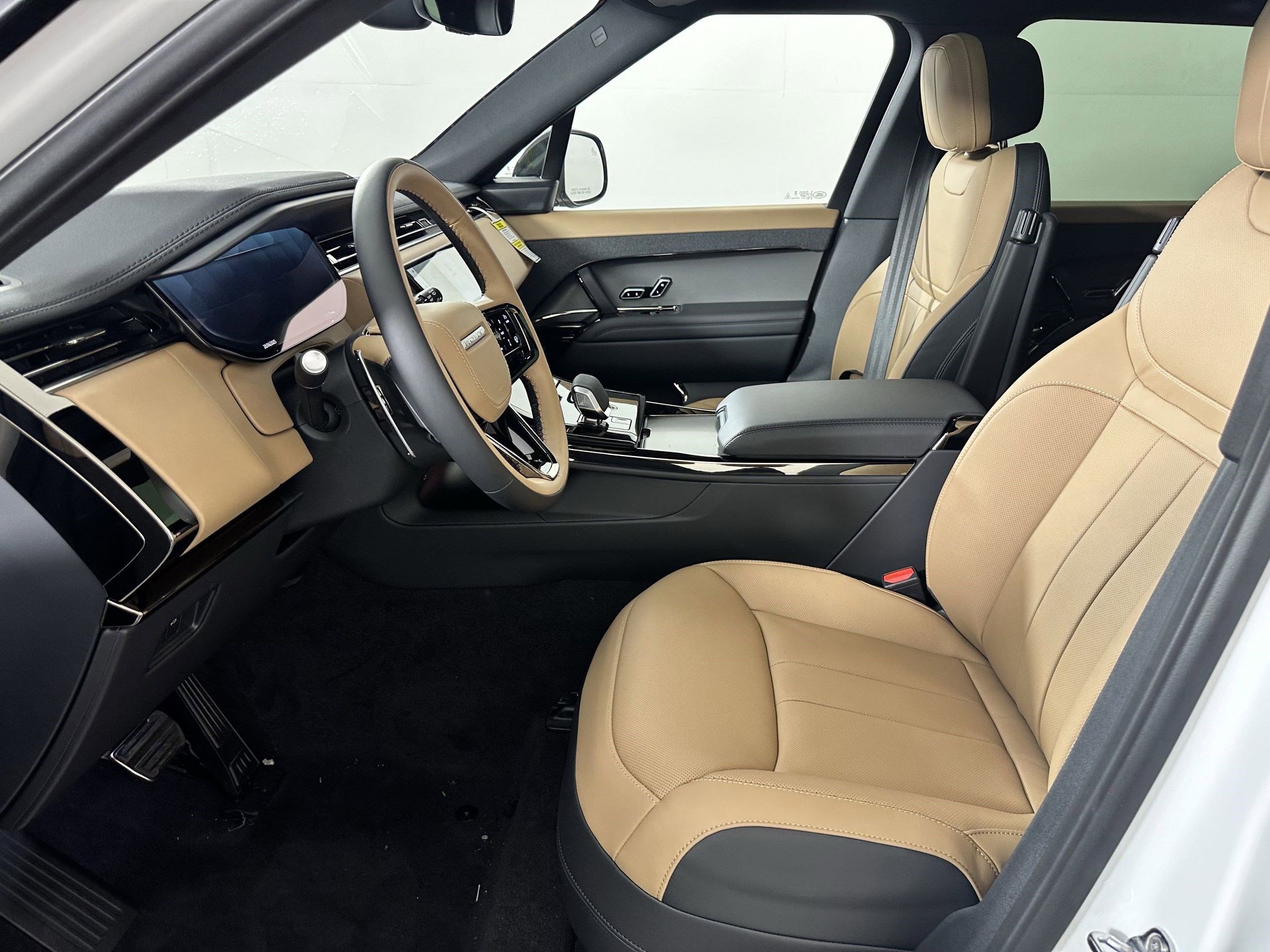 2025 Land Rover Range Rover Sport SE photo 3