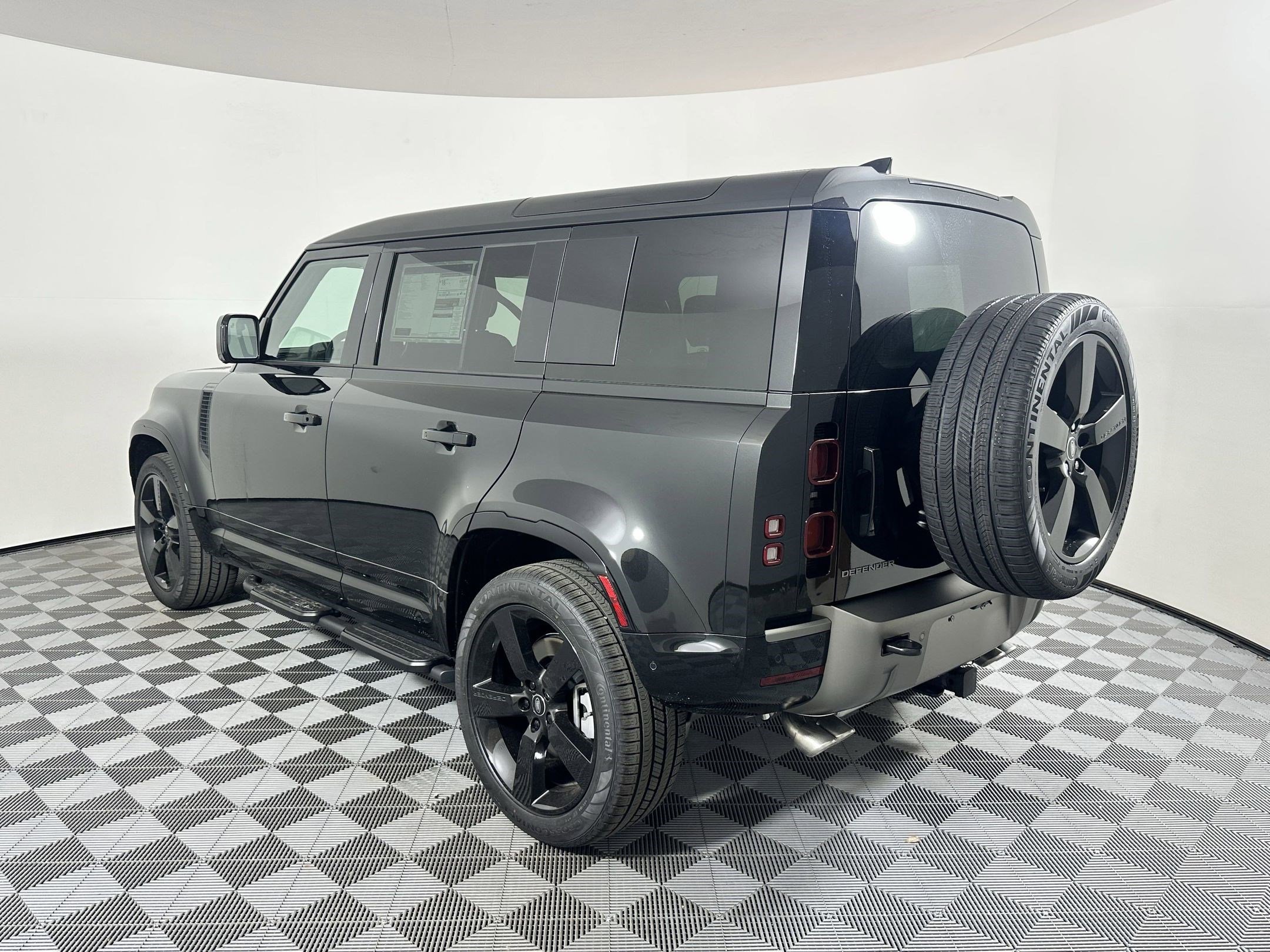 2025 Land Rover Defender 110 X-Dynamic SE photo 3