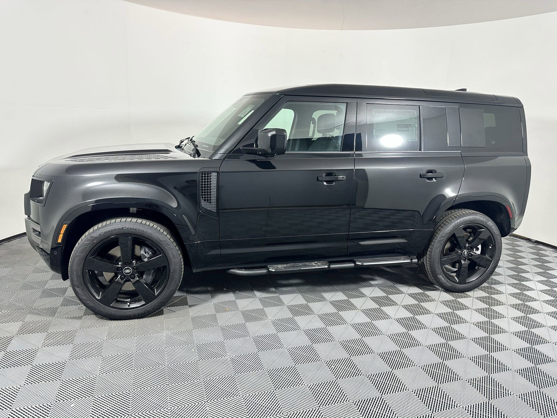 2025 Land Rover Defender 110 X-Dynamic SE photo 2