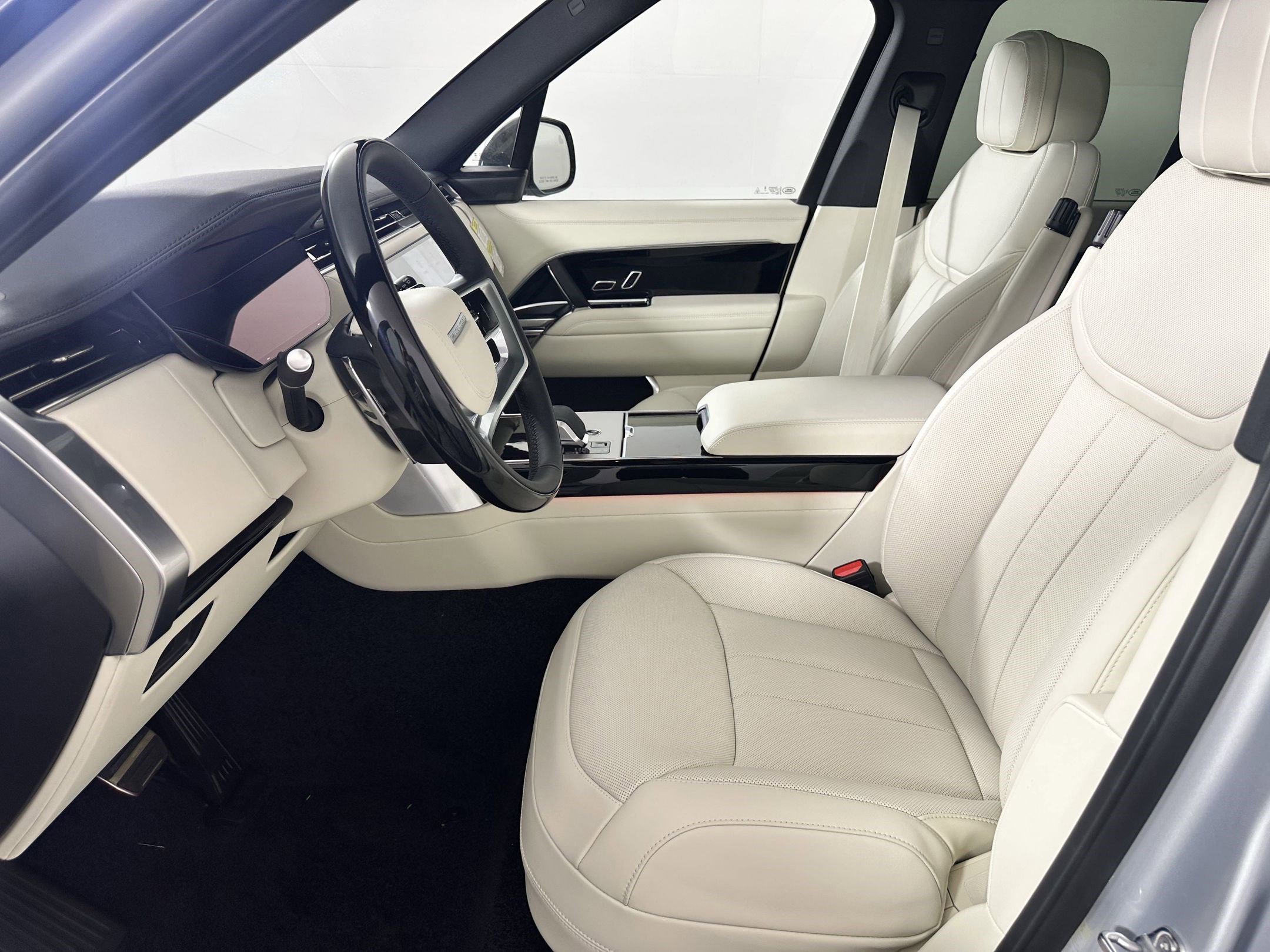 2025 Land Rover Range Rover SE photo 3