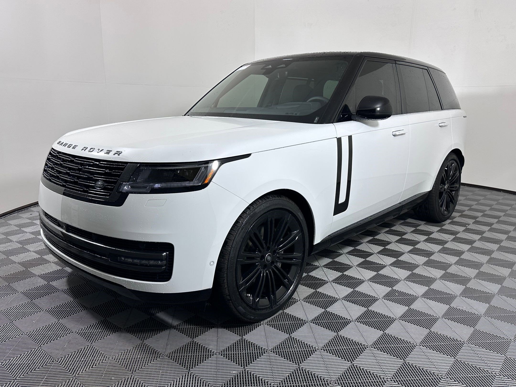 2025 Land Rover Range Rover SE's photo