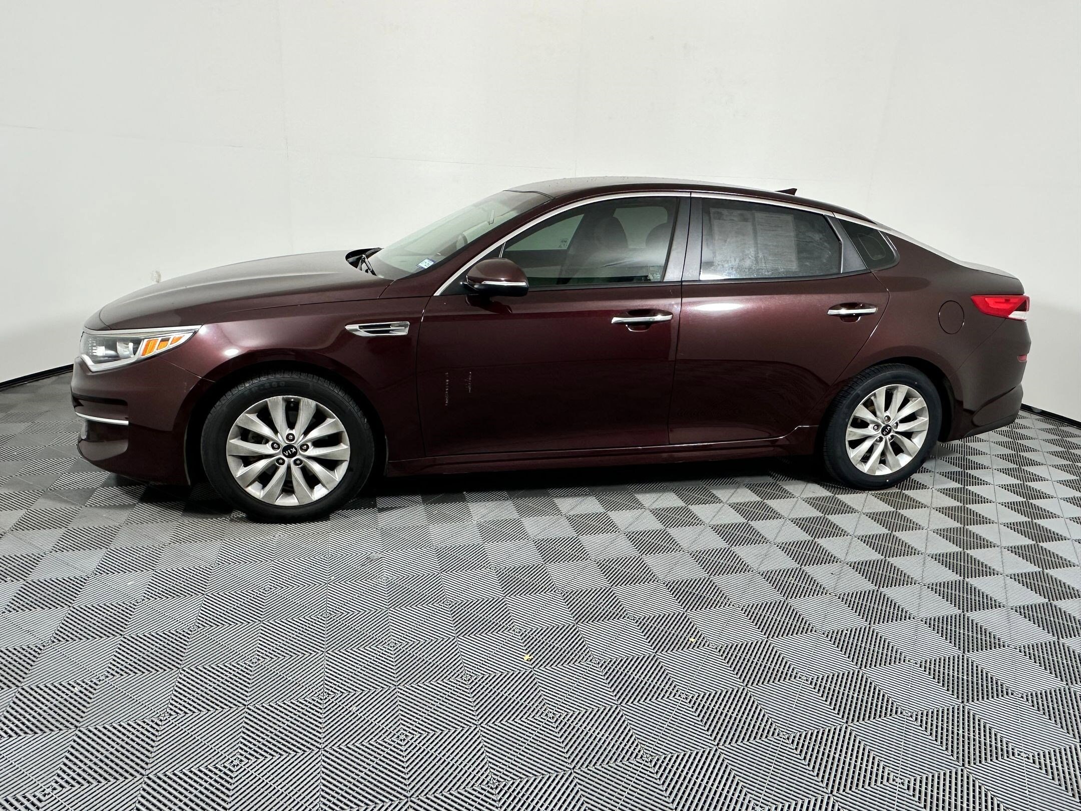 2018 Kia Optima LX photo 2