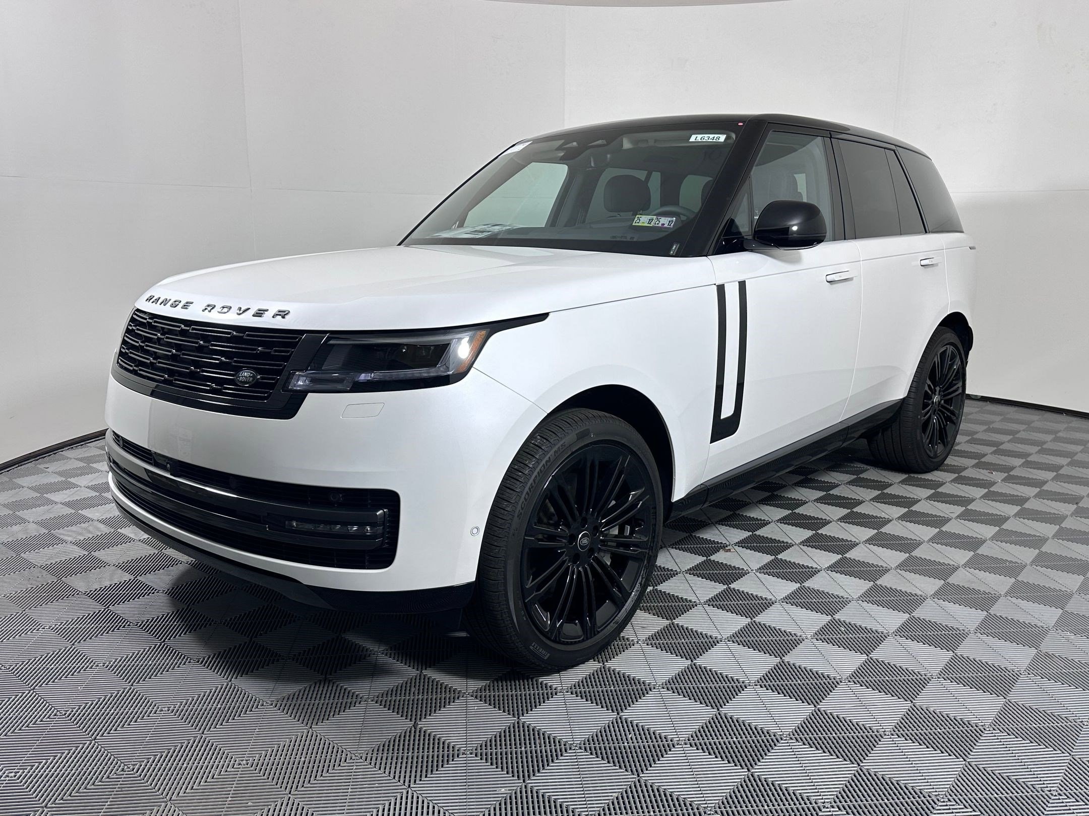 2025 Land Rover Range Rover SE's photo