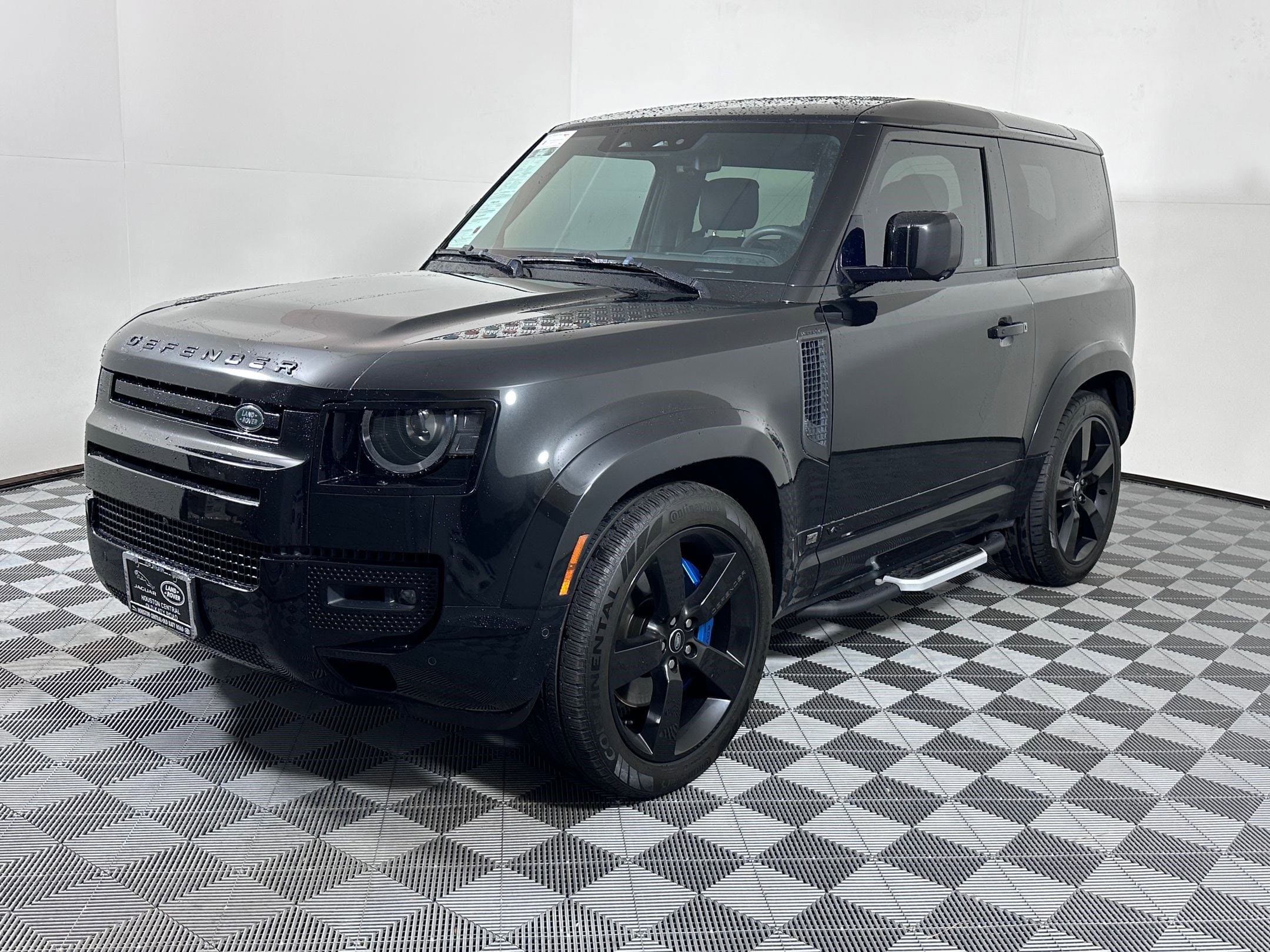 2022 Land Rover Defender V8's photo