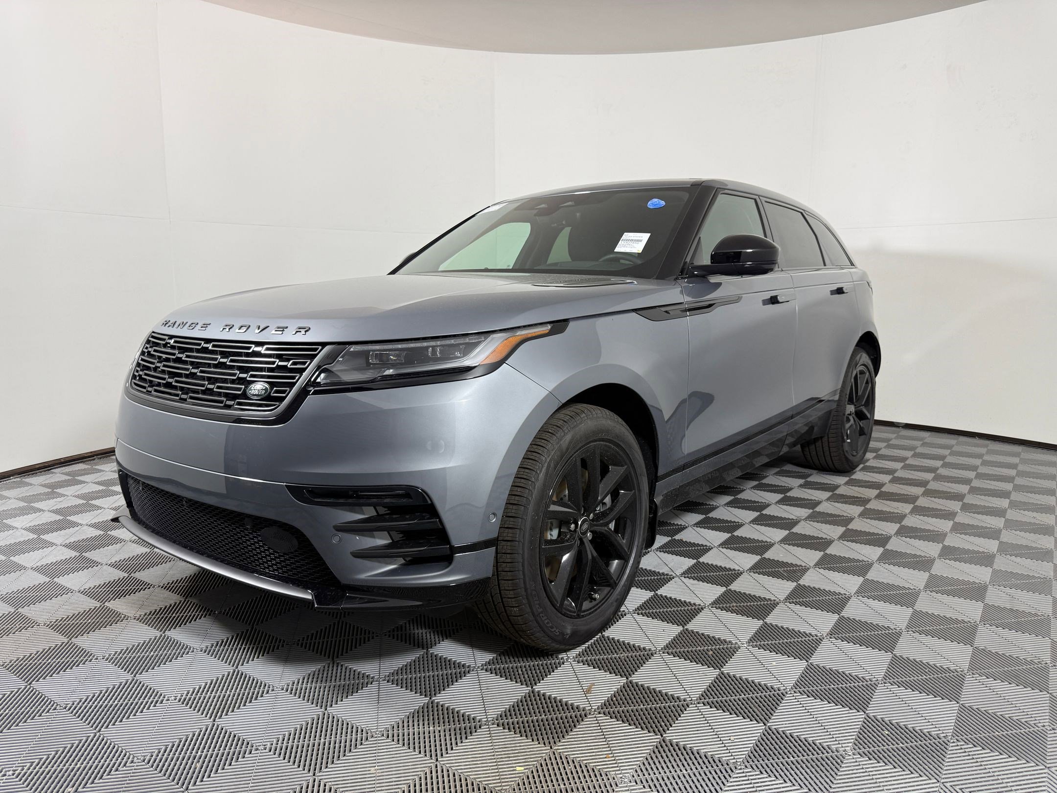 2026 Land Rover Range Rover Velar Dynamic SE