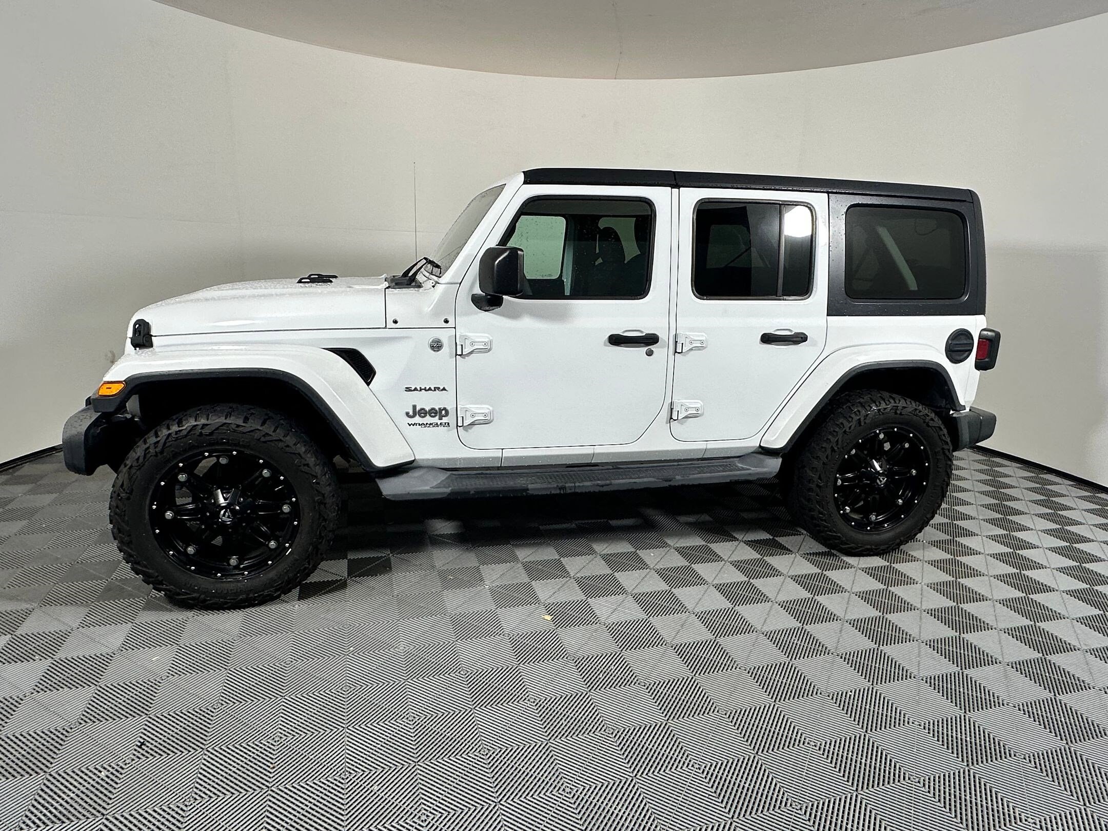 2019 Jeep Wrangler Unlimited Sahara photo 2