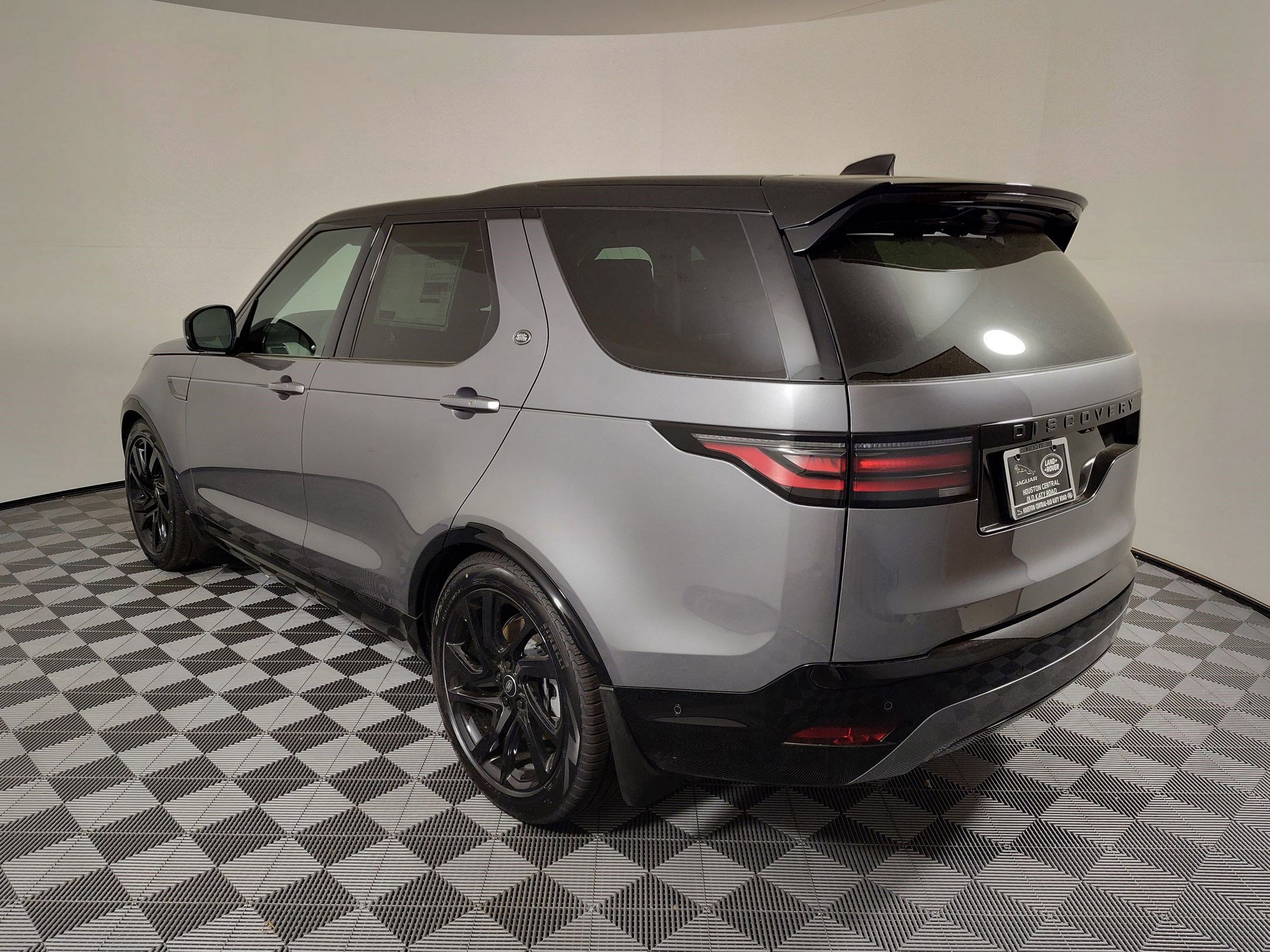 2025 Land Rover Discovery SE photo 3