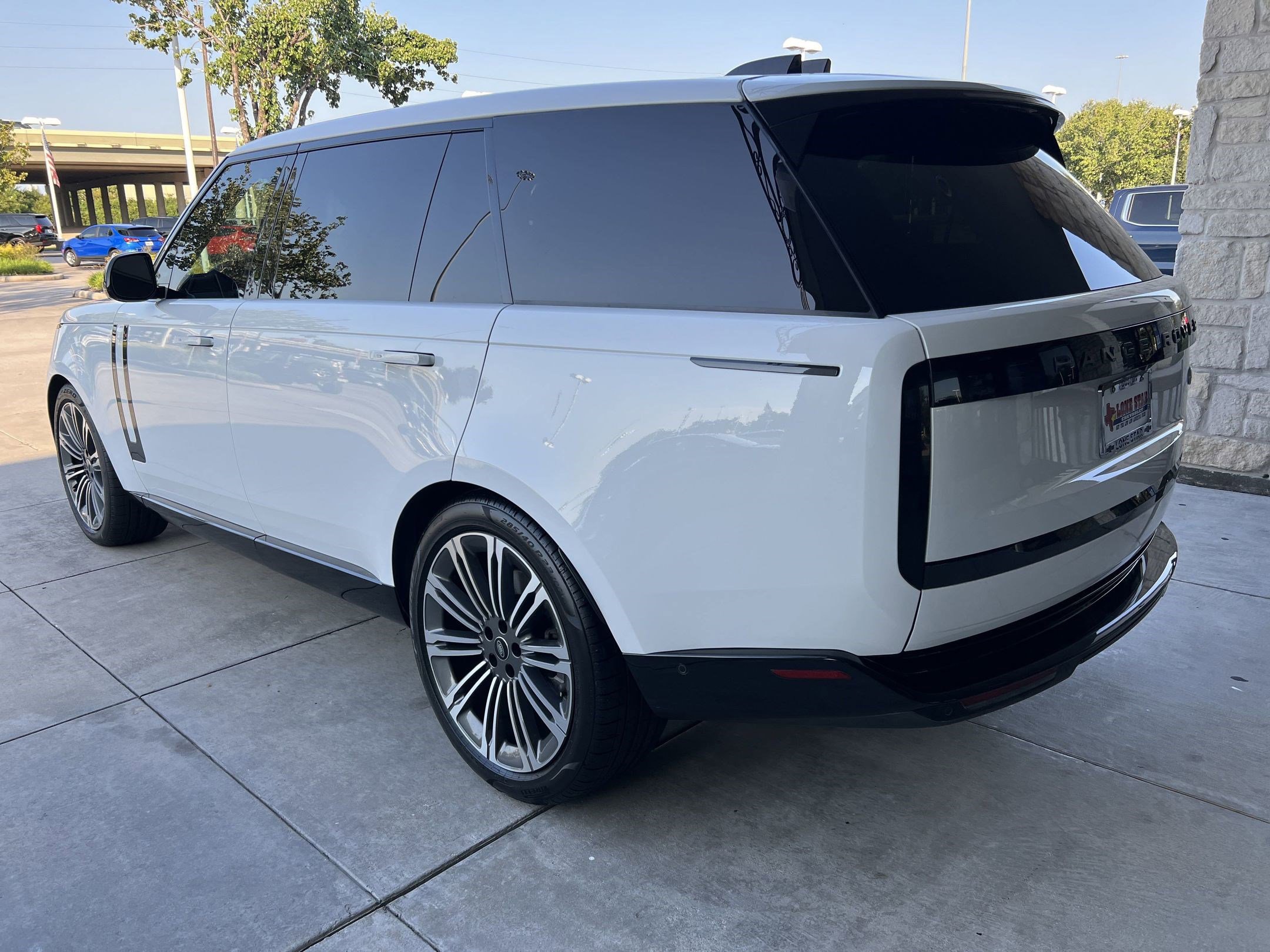 2023 Land Rover Range Rover SE photo 3