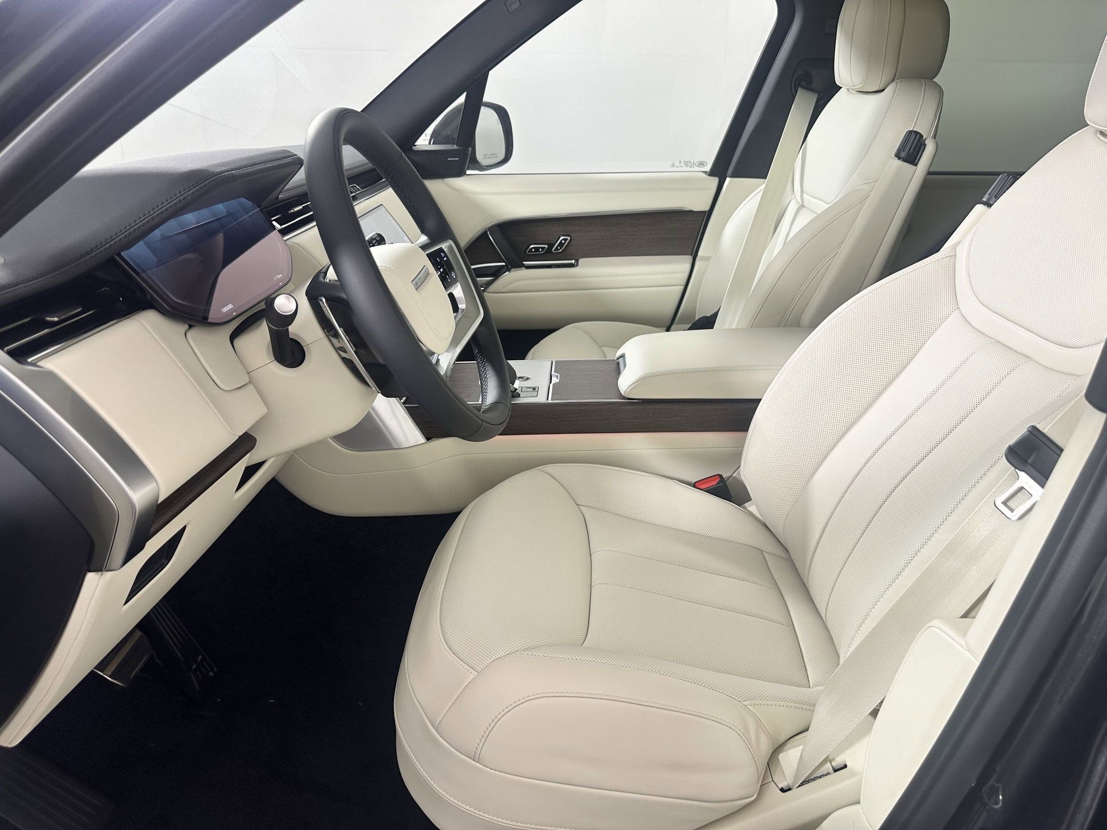 2025 Land Rover Range Rover SE photo 3