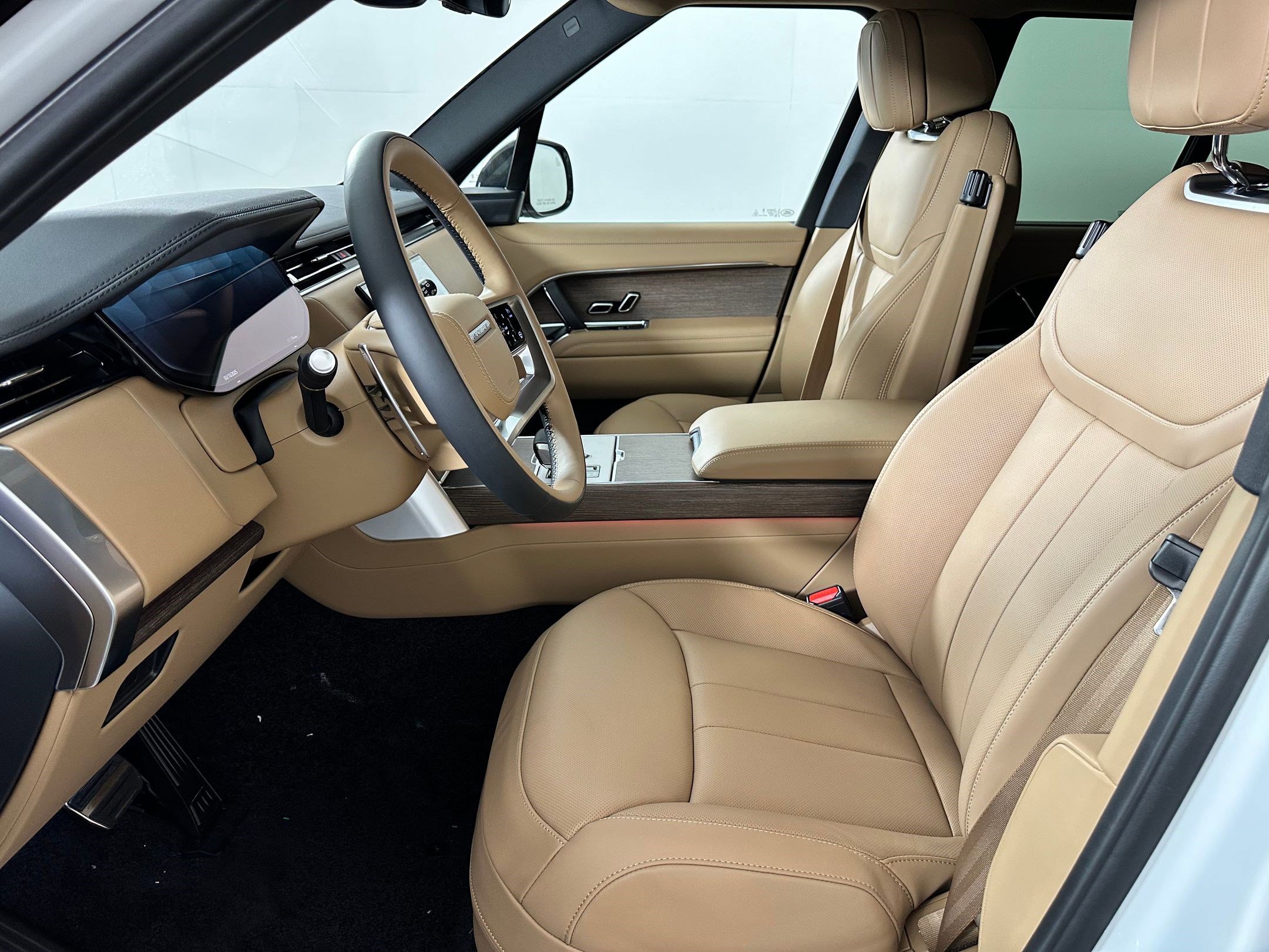 2025 Land Rover Range Rover SE photo 4