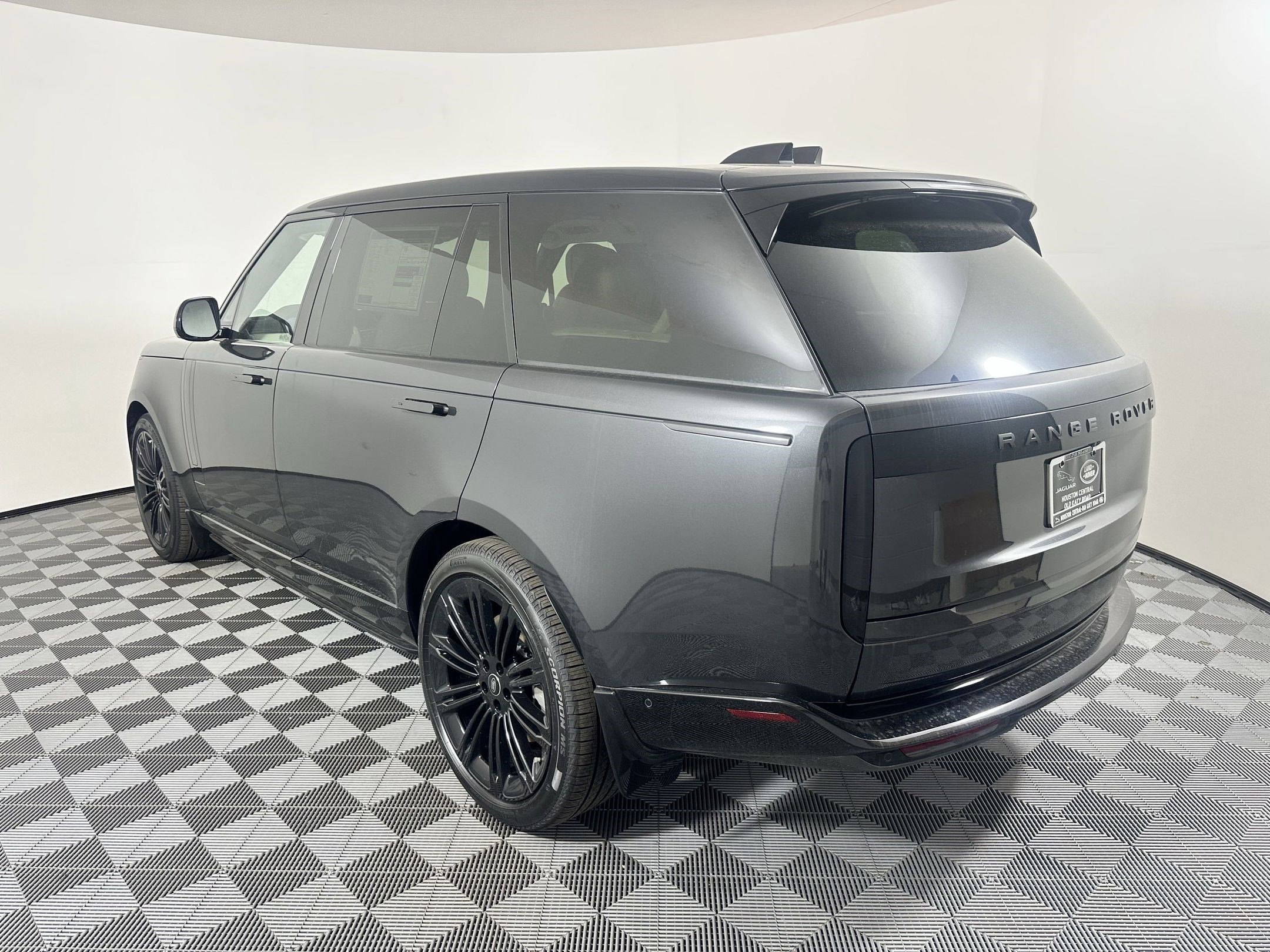 2025 Land Rover Range Rover SE photo 2