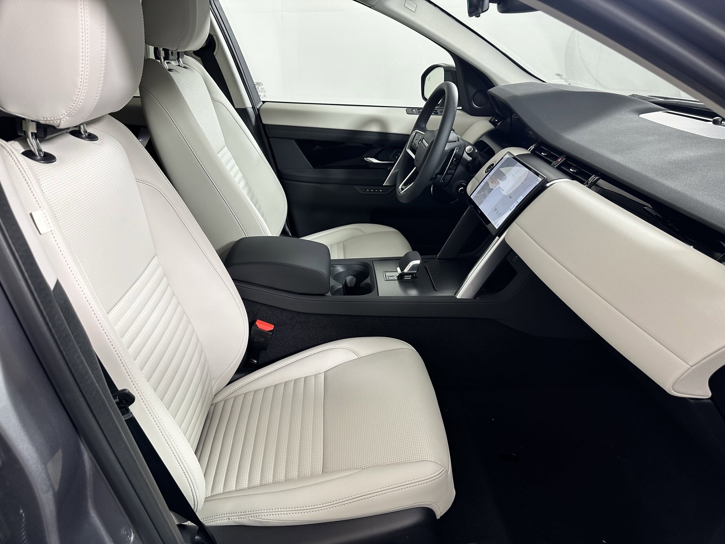 2025 Land Rover Discovery Sport S photo 3