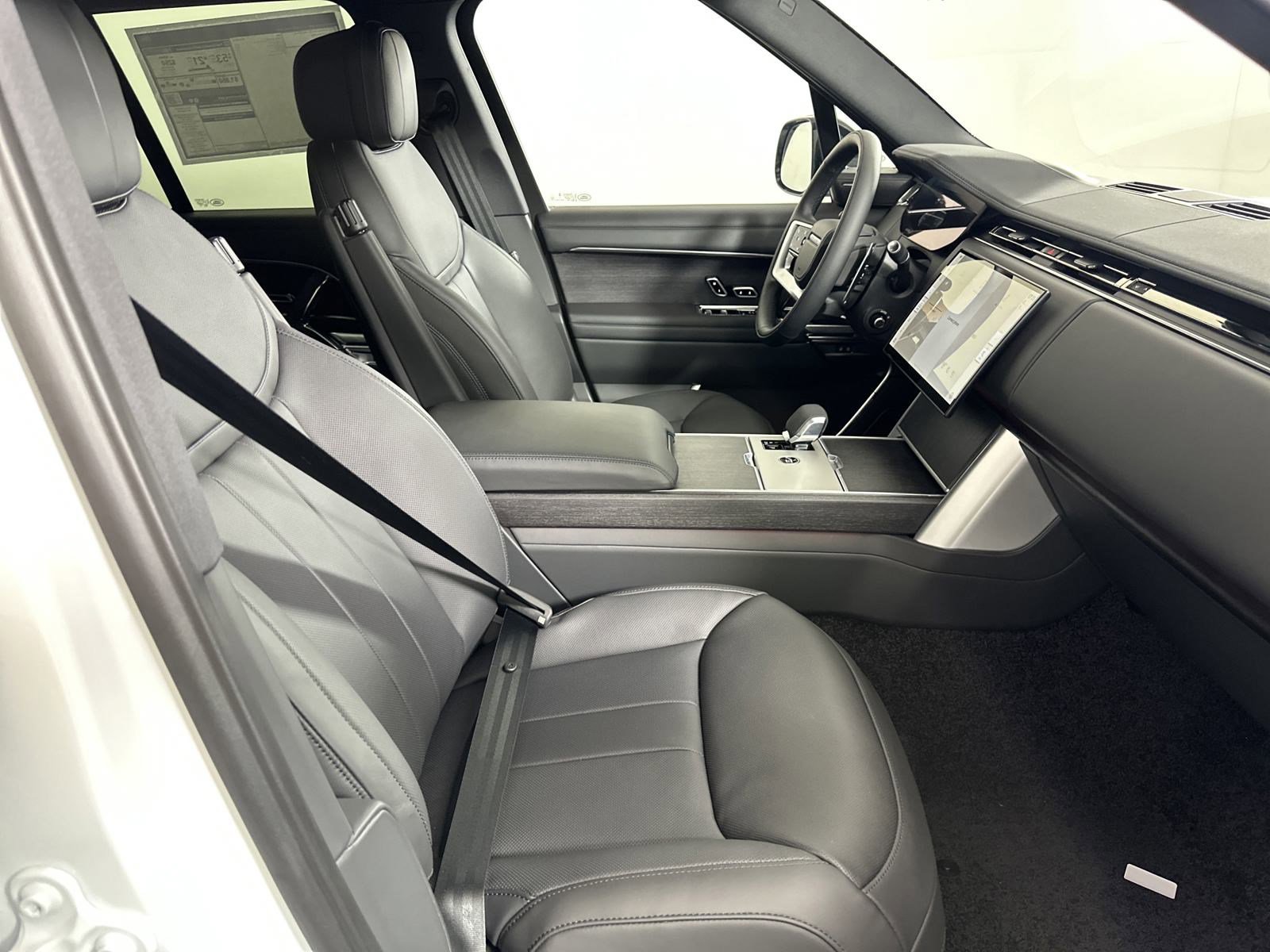 2025 Land Rover Range Rover SE photo 3