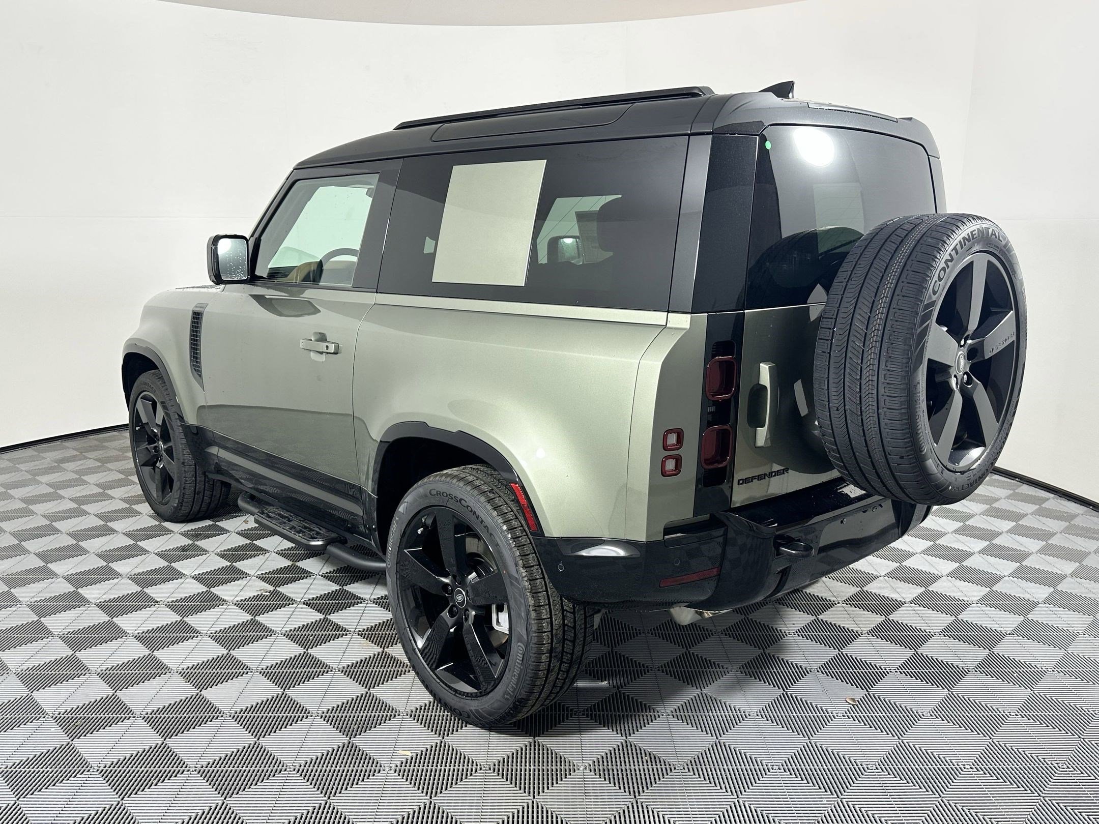 2025 Land Rover Defender 90 X-Dynamic SE photo 3
