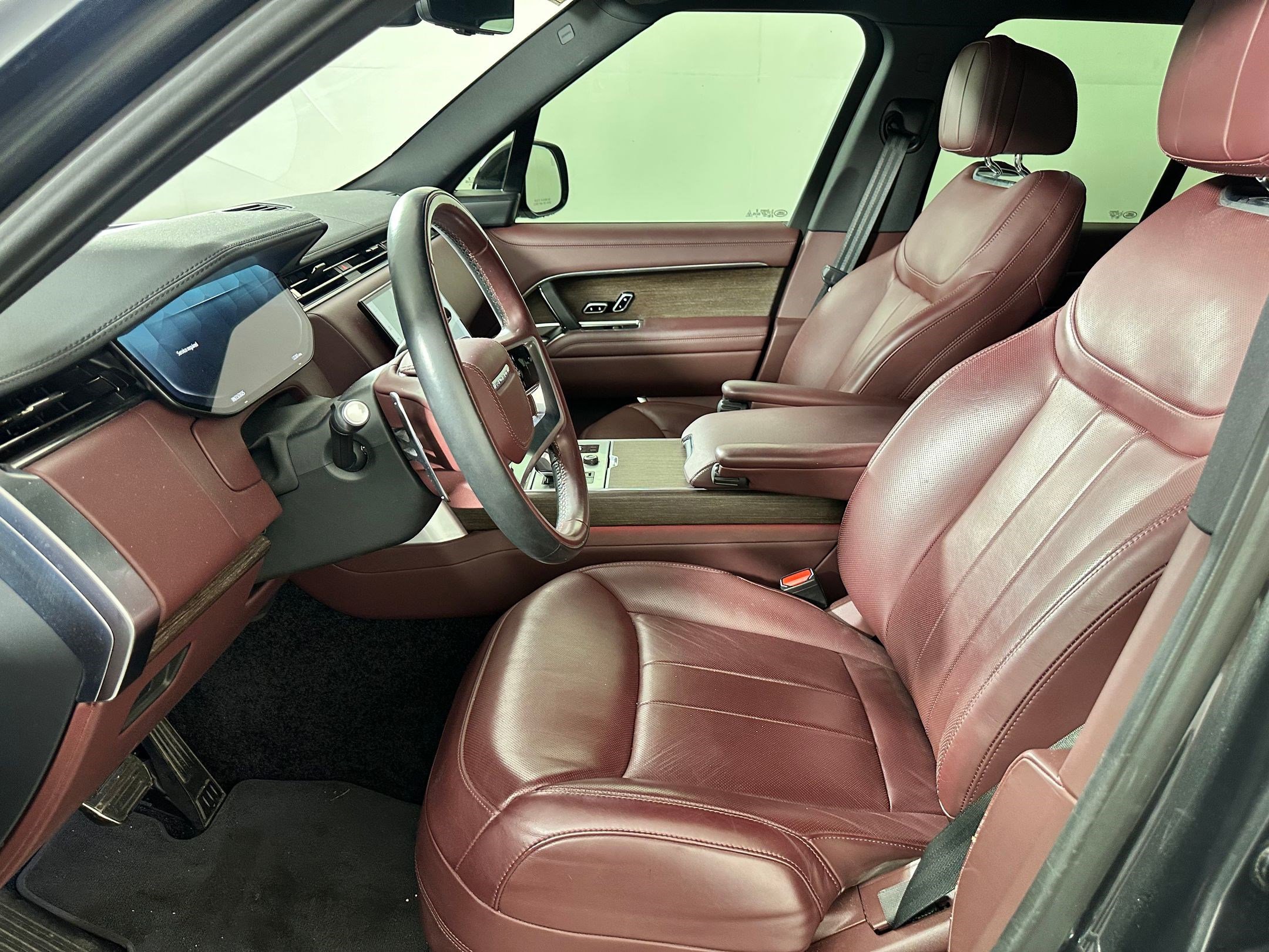 2023 Land Rover Range Rover SE photo 3