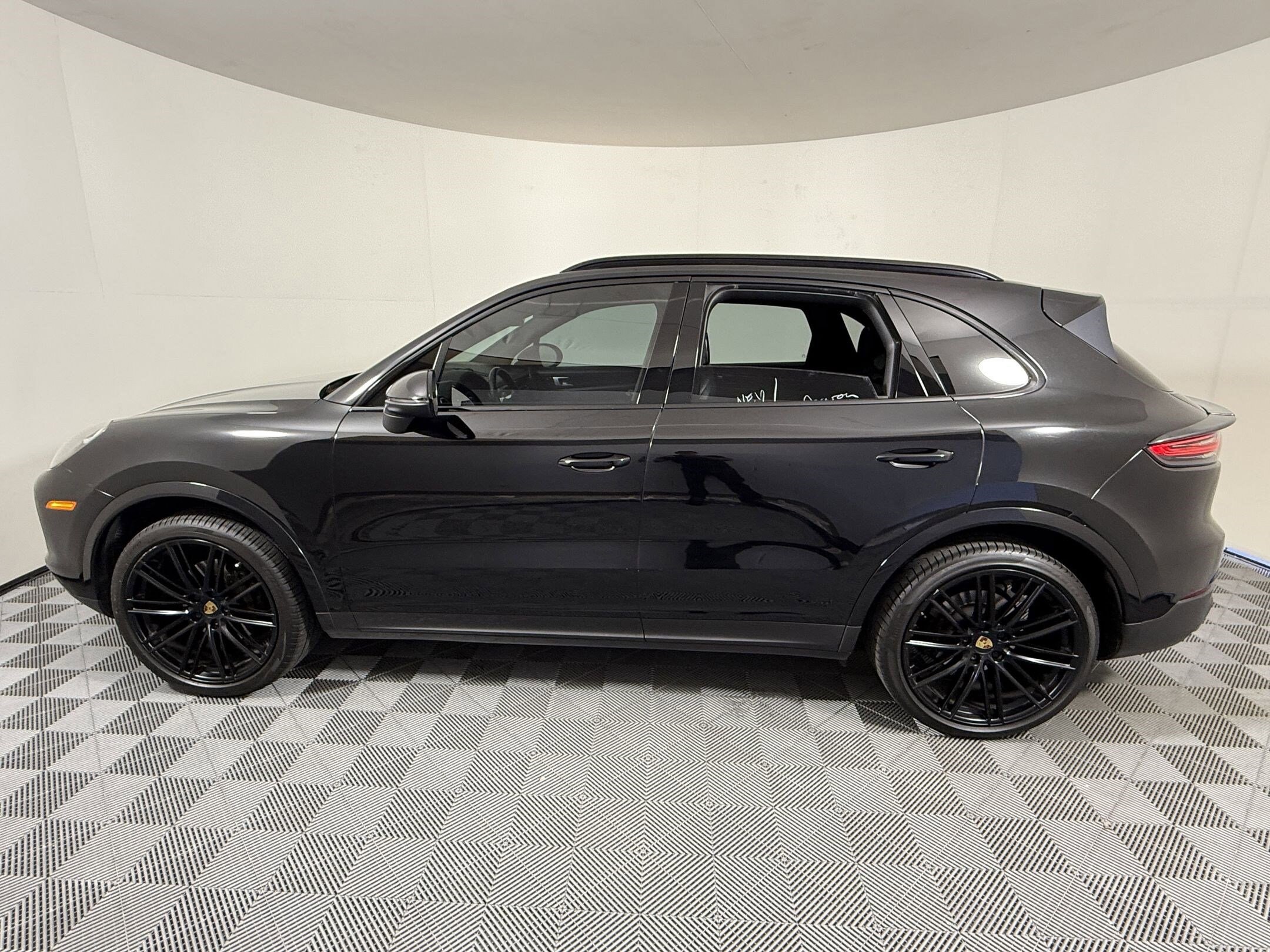 2019 Porsche Cayenne photo 2