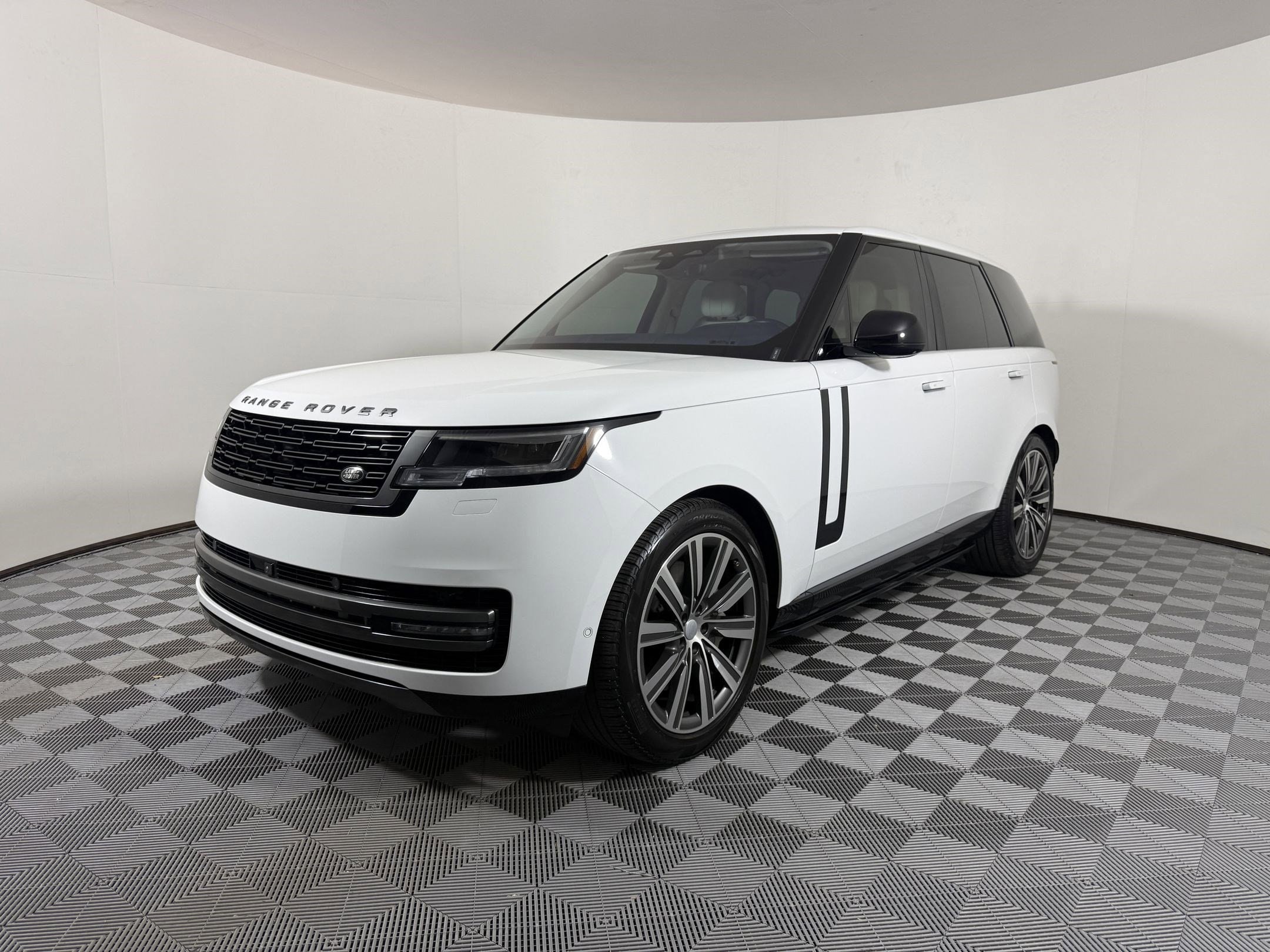 2023 Land Rover Range Rover SE's photo