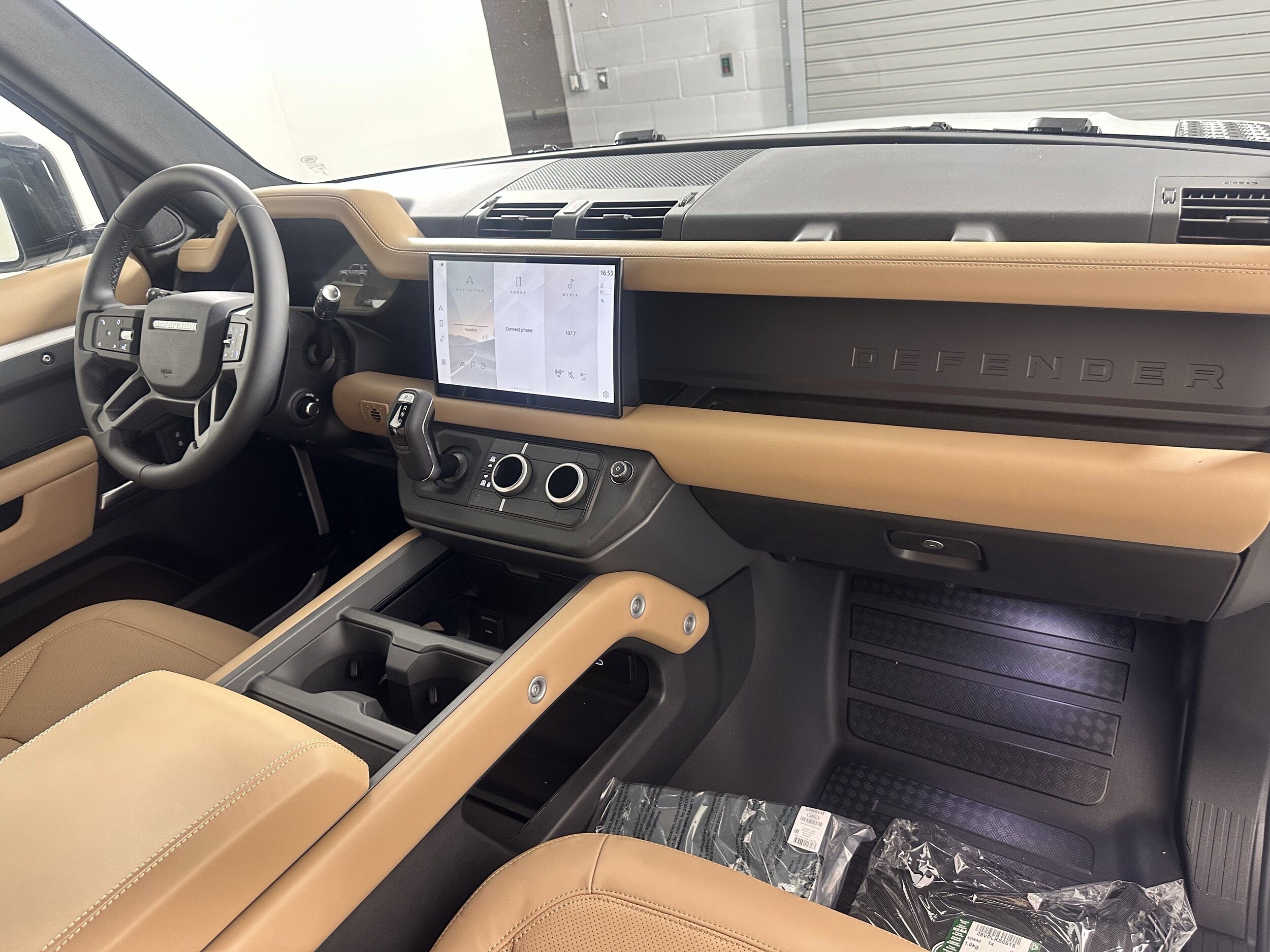 2025 Land Rover Defender X-Dynamic SE photo 4