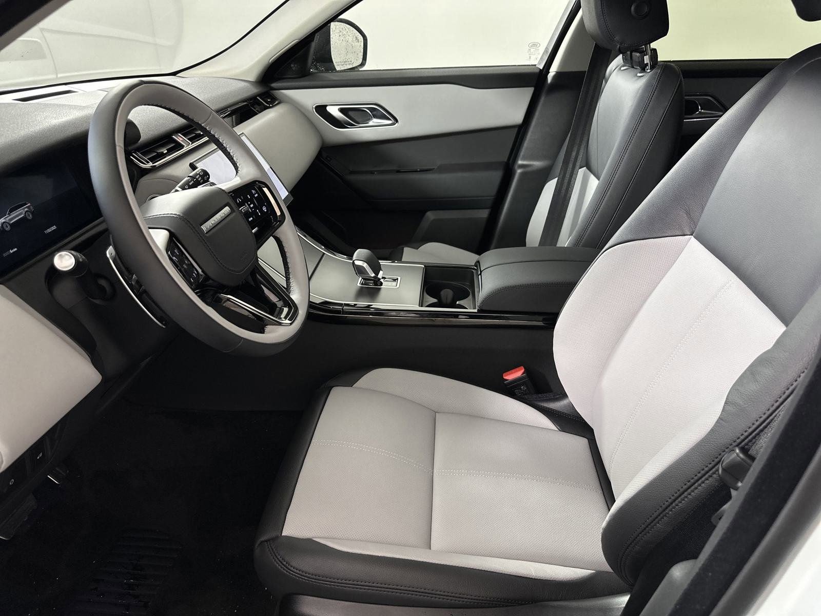 2025 Land Rover Range Rover Velar SE photo 3