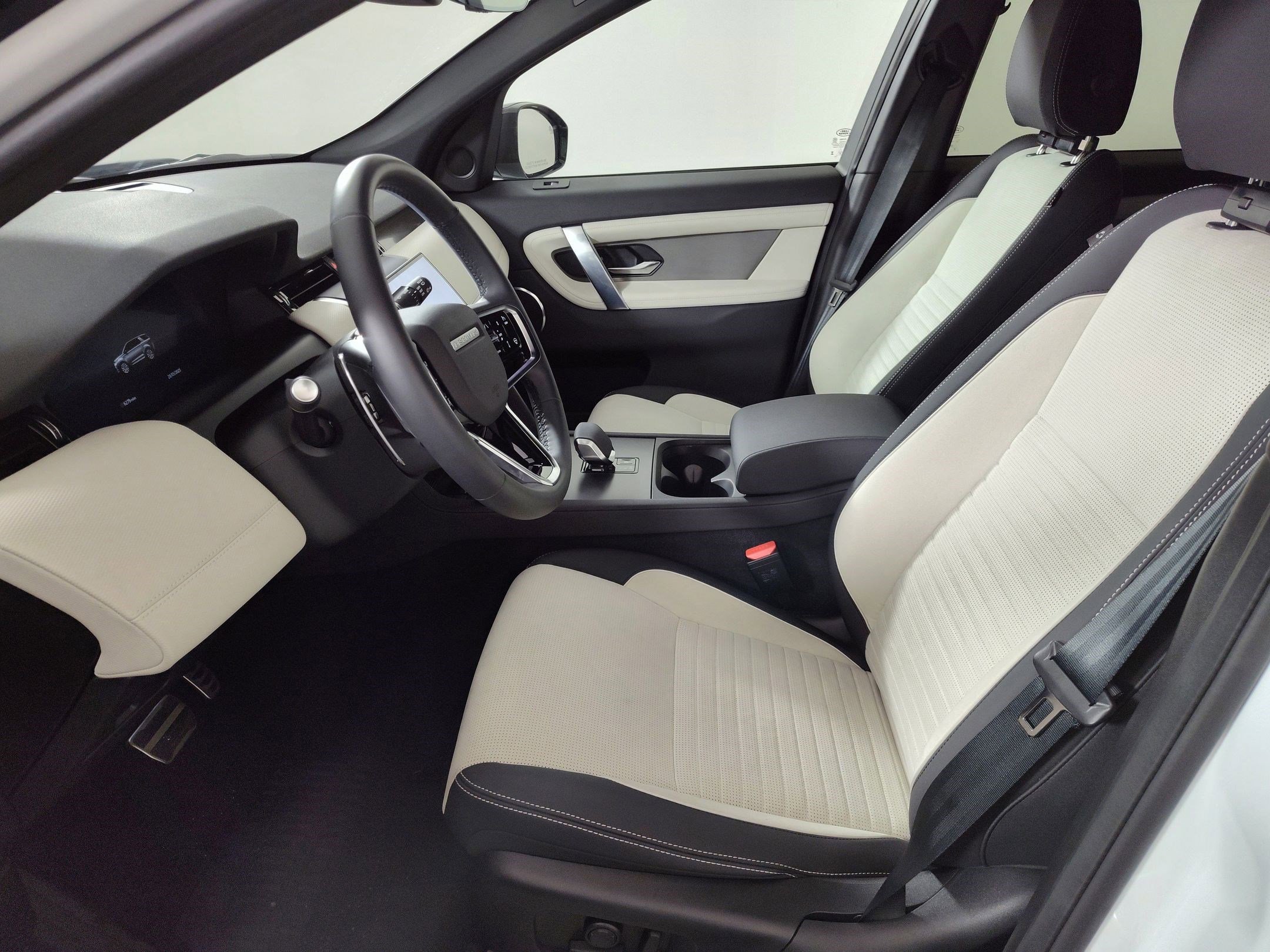 2025 Land Rover Discovery Sport Dynamic SE photo 3