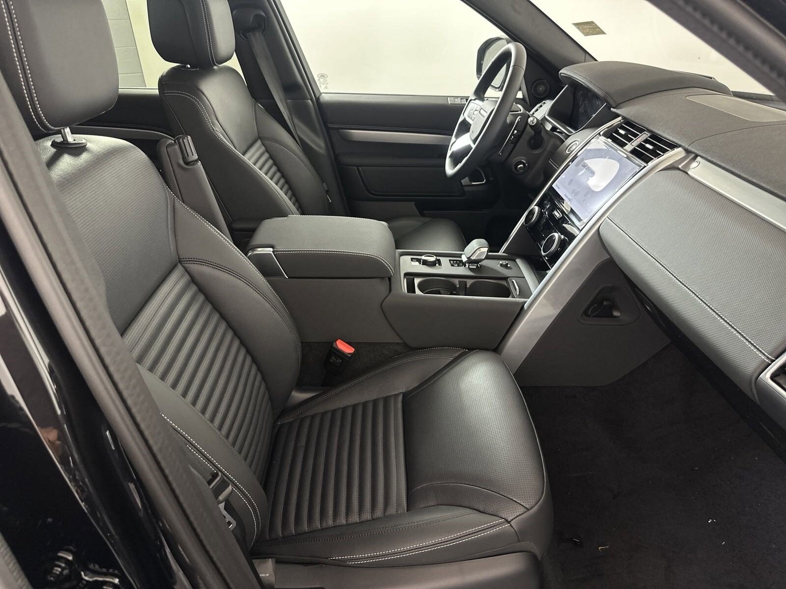 2025 Land Rover Discovery SE photo 3