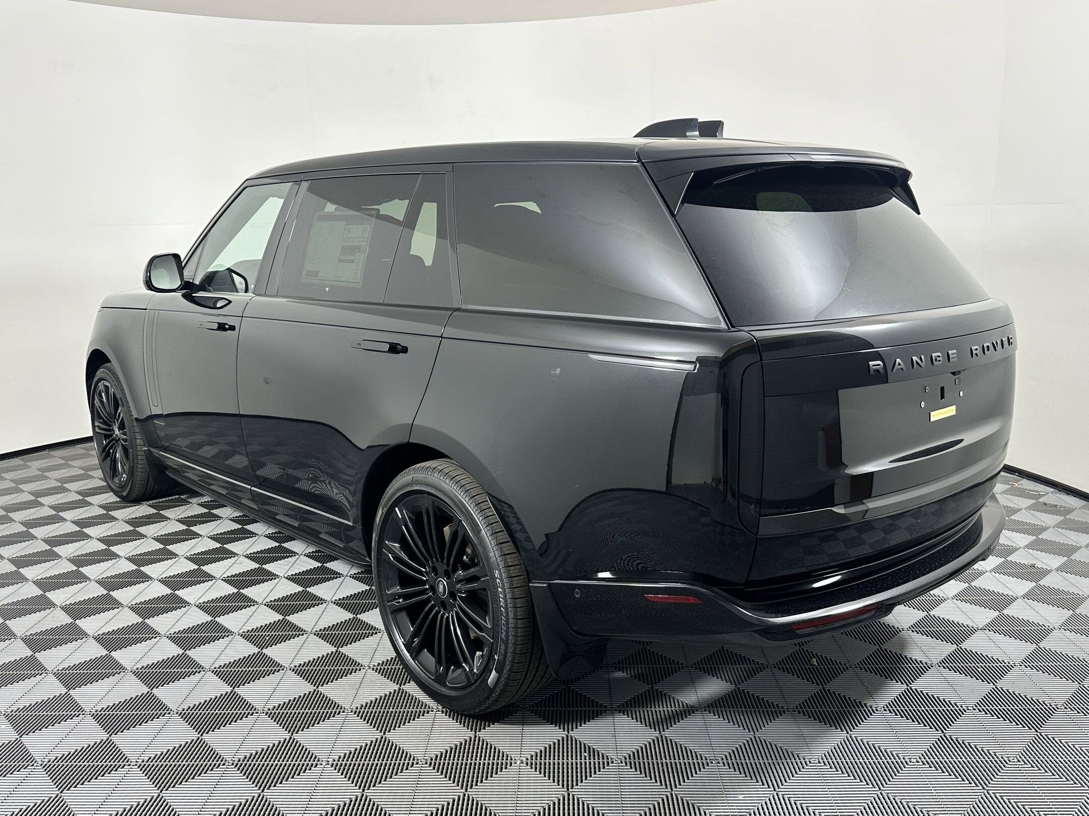 2025 Land Rover Range Rover SE photo 2